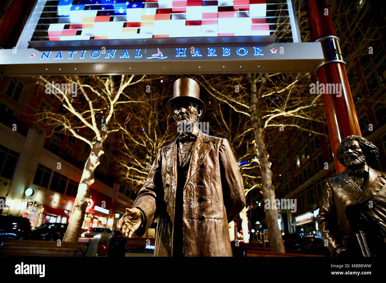 Statue d'Abraham Lincoln avec un coup de main agiter à la National Harbor à Washington DC, USA Banque D'Images