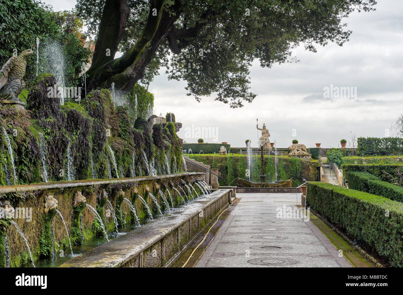 TIVOLI, ITALIE - 28 janvier 2010 : cent fontaines sur le côté du chemin dans la Villa d'Este. Banque D'Images