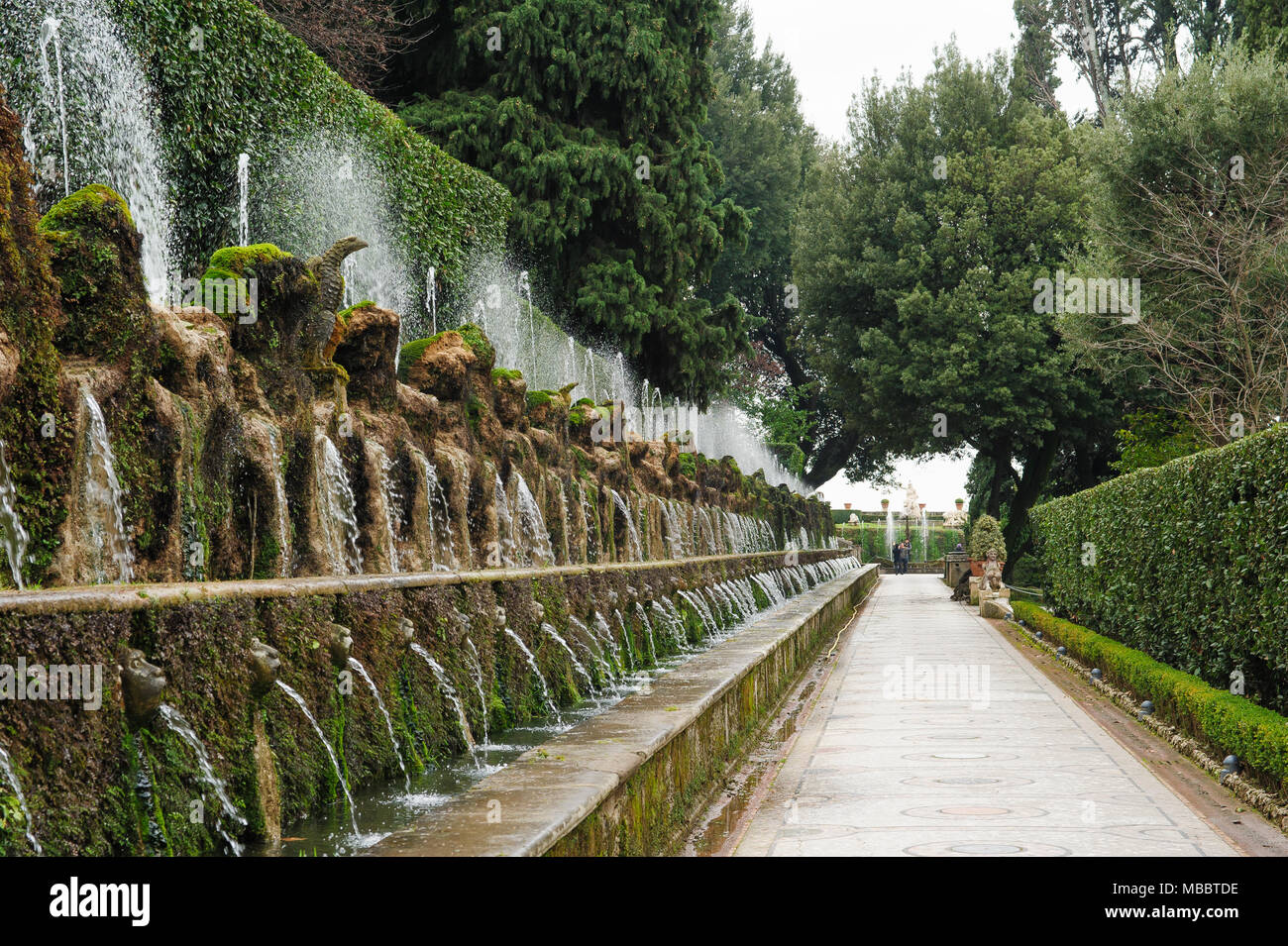 TIVOLI, ITALIE - 28 janvier 2010 : cent fontaines sur le côté du chemin dans la Villa d'Este. Banque D'Images