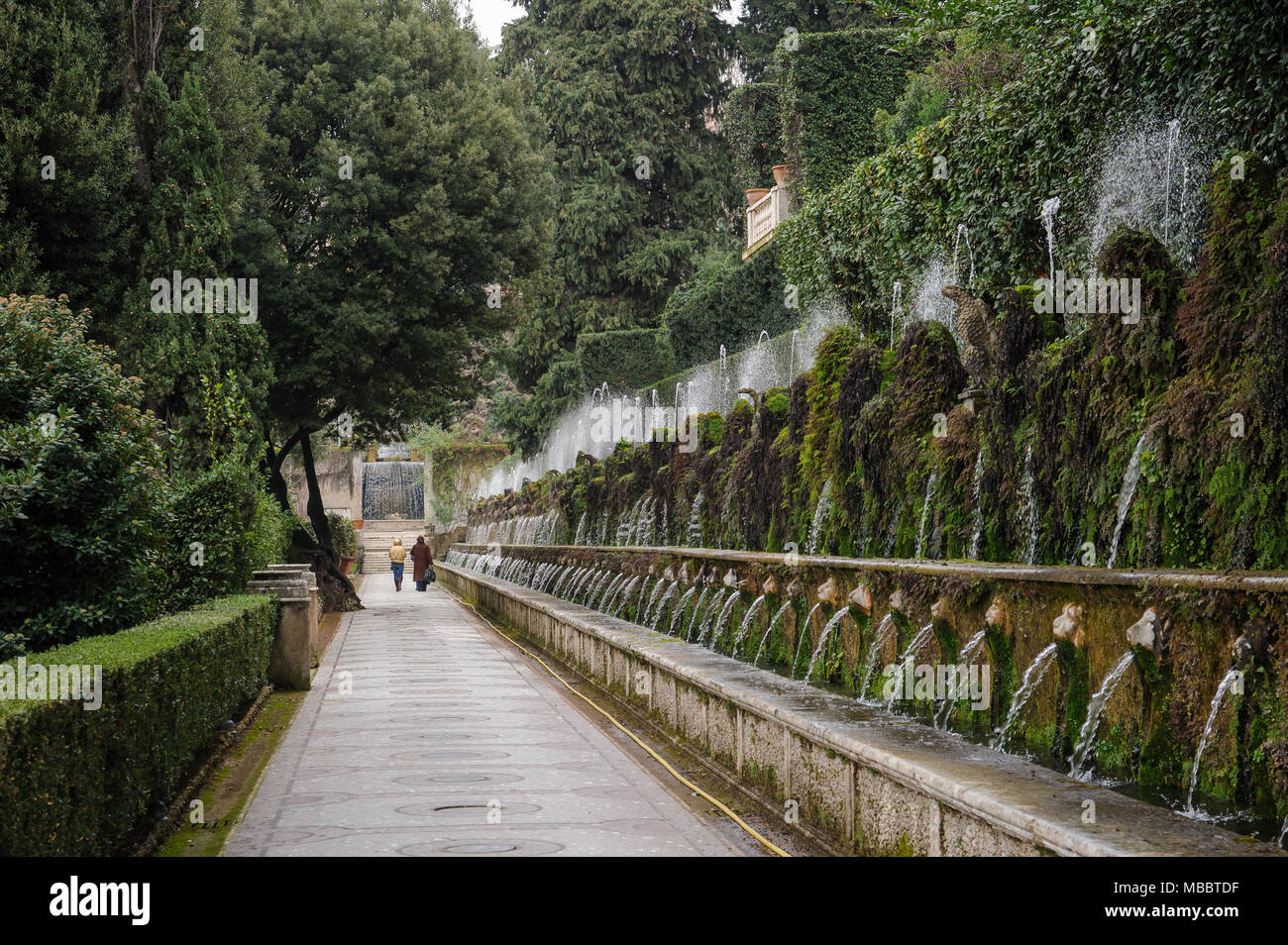 TIVOLI, ITALIE - 28 janvier 2010 : cent fontaines sur le côté du chemin dans la Villa d'Este. Banque D'Images