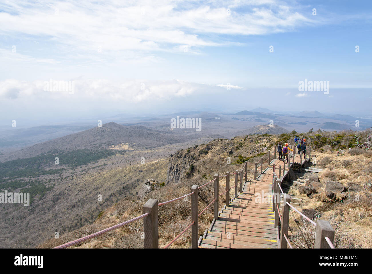 Jeju-do, Corée - 09 avril, 2015 : Paysage avec Oreum à Yeongsil en cours du sentier de montagne Hallasan National Park dans l'île de Jéju, en Corée. Banque D'Images