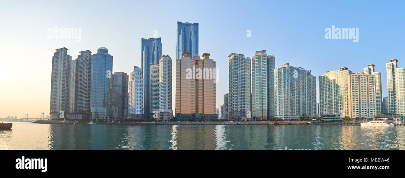 Busan, Corée - 23 janvier 2016 : Cité Marine, Marine City est un quartier résidentiel prestigieux et luxueux construit sur la baie Suyeong terrains remis en Ha Banque D'Images