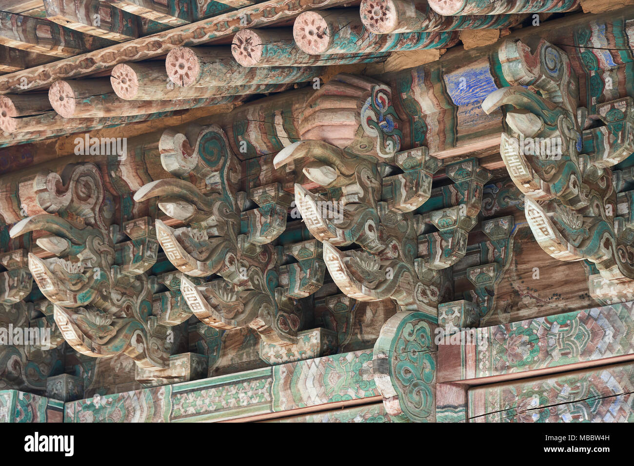 Paju, Corée - 1 janvier 2016 : support de toit système d'Daeungbojeon Bogwangsa, hall principal du temple. Il a été construit par le grand moine Doseonguksa pendant t Banque D'Images