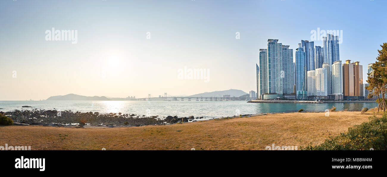 Busan, Corée - 23 janvier 2016 : Cité Marine et le pont Gwangan. La cité marine est un luxueux et prestigieux quartier résidentiel construit sur la baie Suyeong r Banque D'Images