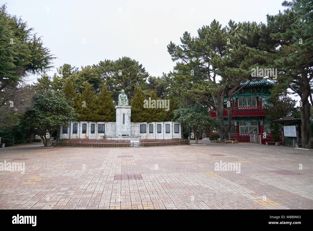 Busan, Corée - 22 janvier 2016 : Choi chiwon statue et bâtiment historique au parc de Dongbaek à Busan, Corée. Chiwon Choi était un célèbre confucéenne coréenne o Banque D'Images