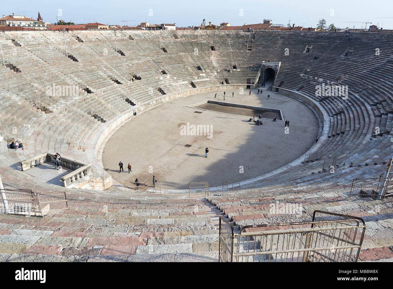 Vérone, Italie - Février 20, 2016 : l'Arène de Vérone, un amphithéâtre romain dans la Piazza Bra, construit au 1er siècle. Il est encore en usage aujourd'hui et à l'étranger Banque D'Images