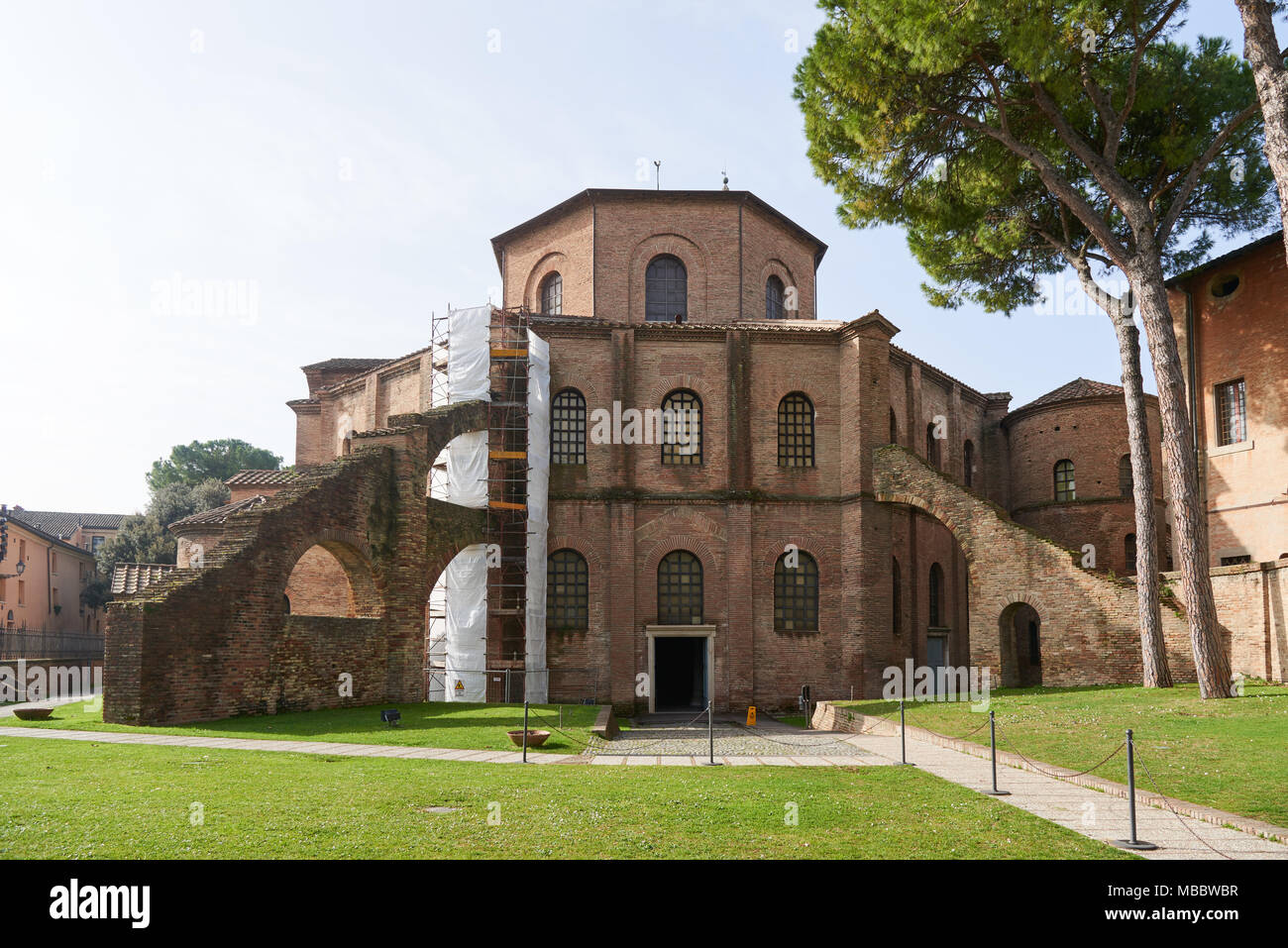 Ravenna, Italie - Février 18, 2016 : l'extérieur de la Basilique de San Vitale, qui a d'importants exemples d'art byzantin et chrétien de l'époque de l'architecture. Banque D'Images