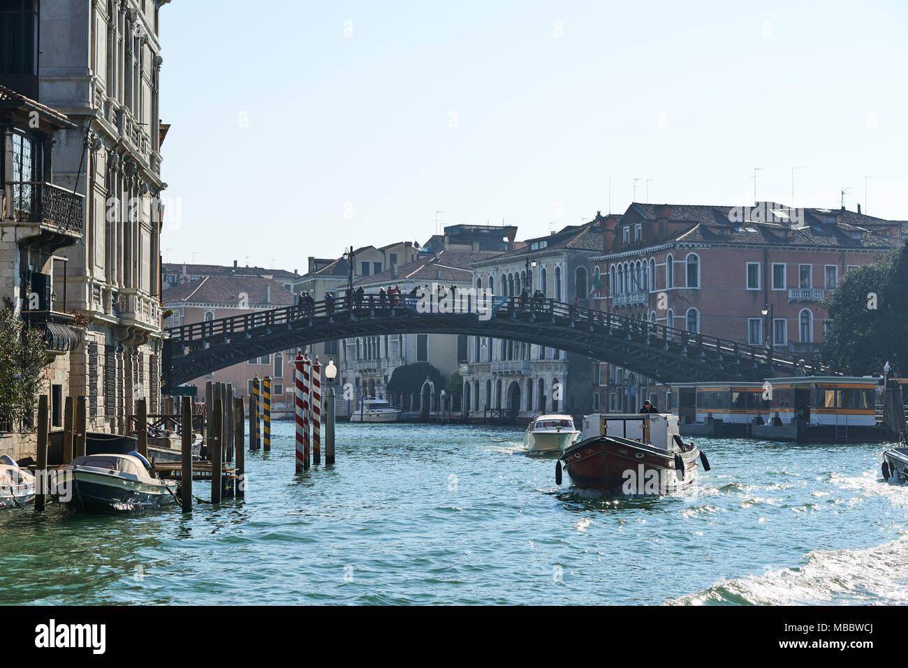 Venise, Italie - Février 19, 2016 : Ponte dell'Accademia à Venise, un resignated ville comme Patrimoine Mondial en Italie. Il est célèbre pour la beauté de Banque D'Images