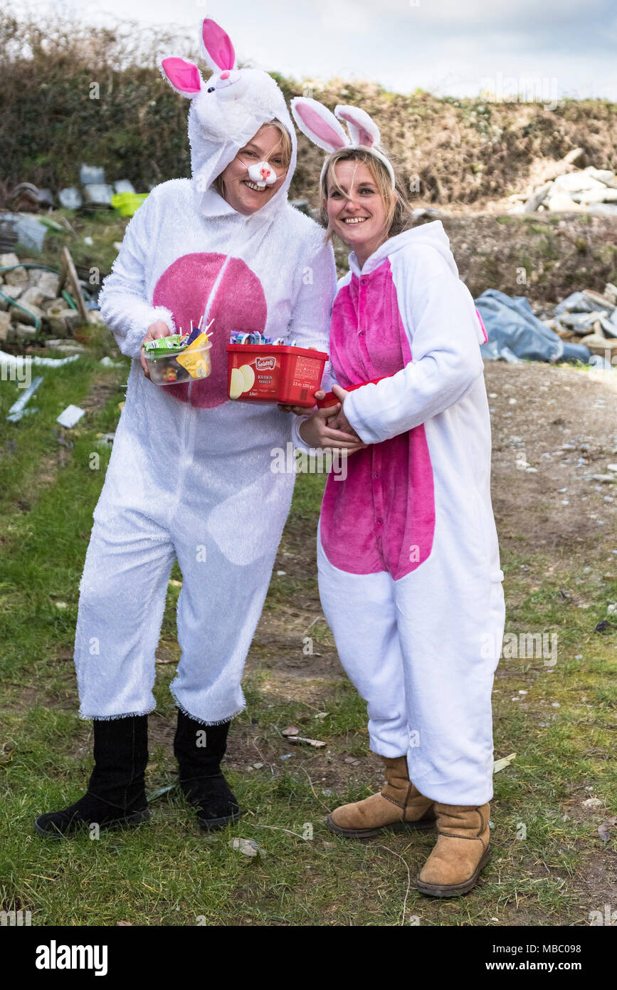 Deux femmes habillés comme des lapins de Pâques. Banque D'Images
