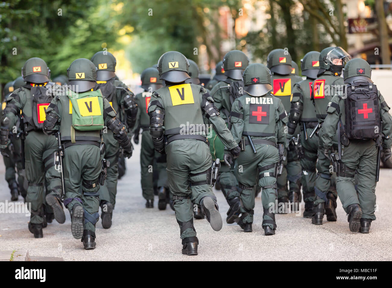 Eine Beweissicherungs- und Festnahmeeinheit der Polizei Baden-Württemberg im Einsatz während des G20-Gipfels à Hambourg Banque D'Images