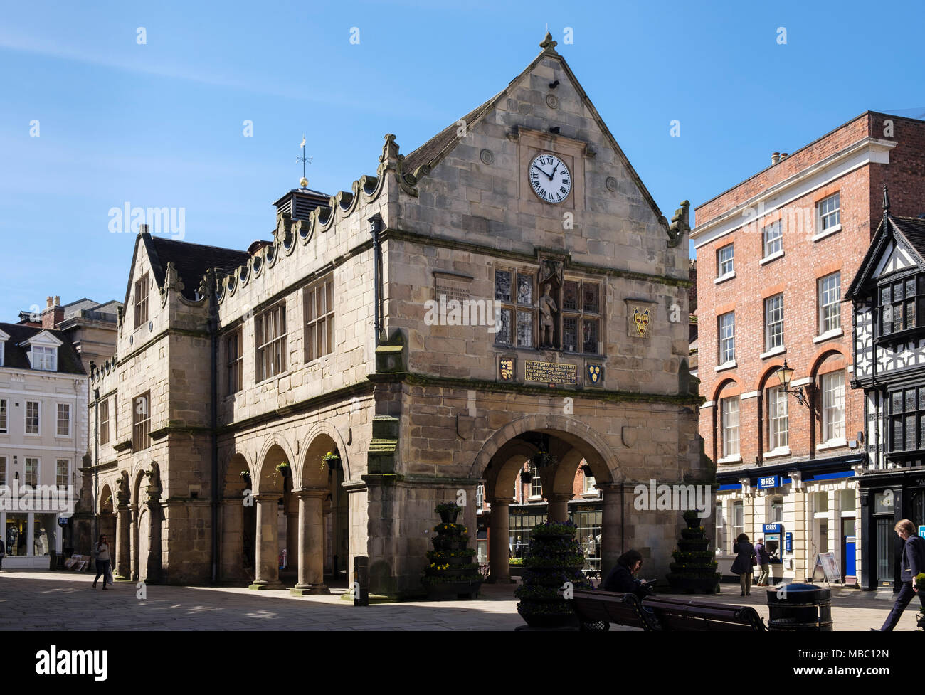 Scène de rue par le 16e siècle Old Market Hall (1596) sur la place, Shrewsbury, Shropshire, West Midlands, England, UK, Grande-Bretagne Banque D'Images