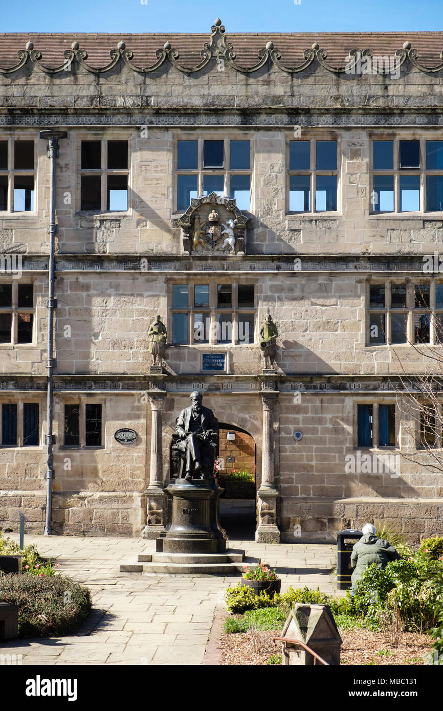 Statue de Charles Darwin et bibliothèque publique dans un bâtiment du 16e siècle autrefois l'École de Shrewsbury. Shrewsbury, Shropshire, West Midlands, England, UK Banque D'Images
