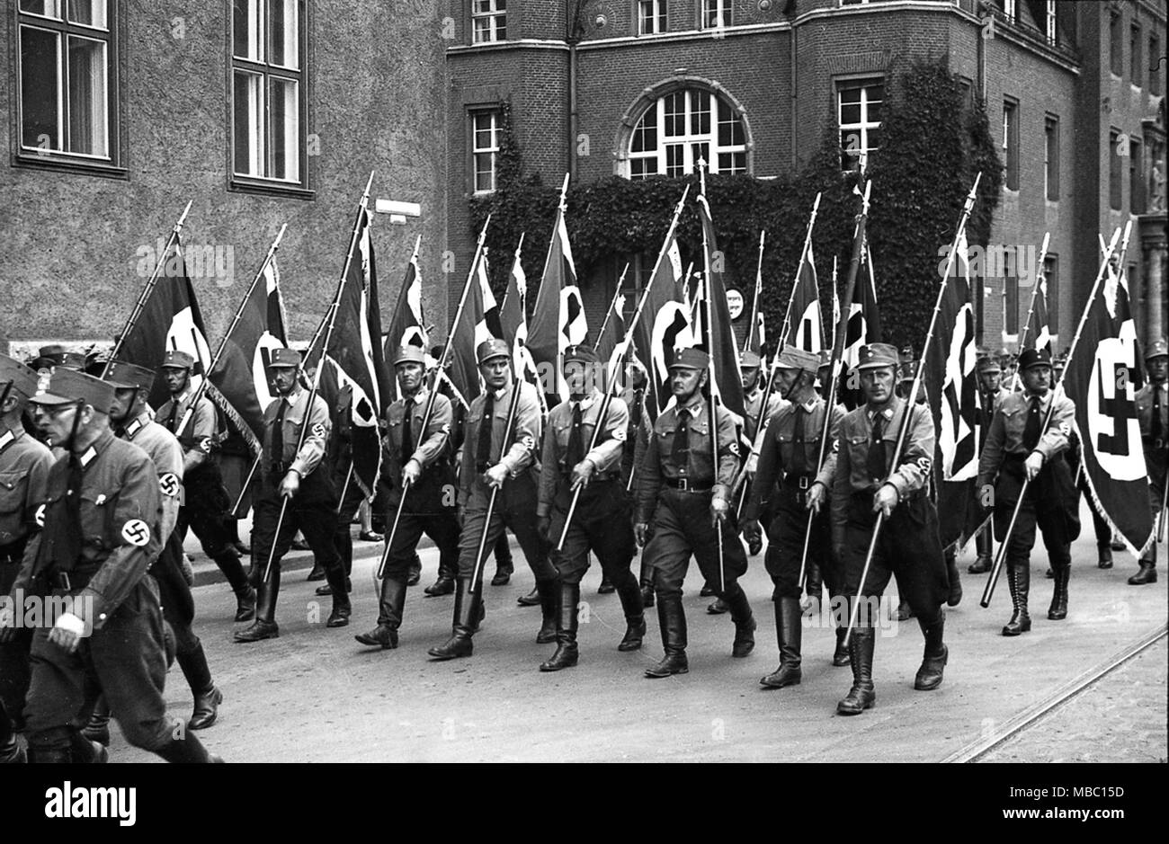 Également appelé Sturmabteilung stormtoopers Brownshirts et portant des drapeaux à croix gammée en 1934 alors qu'ils défilent dans Konigsberg en Allemagne. Konigsberg est devenu le territoire russe après la seconde guerre mondiale et a été rebaptisée Kaliningrad. Deutschland 1930 Banque D'Images