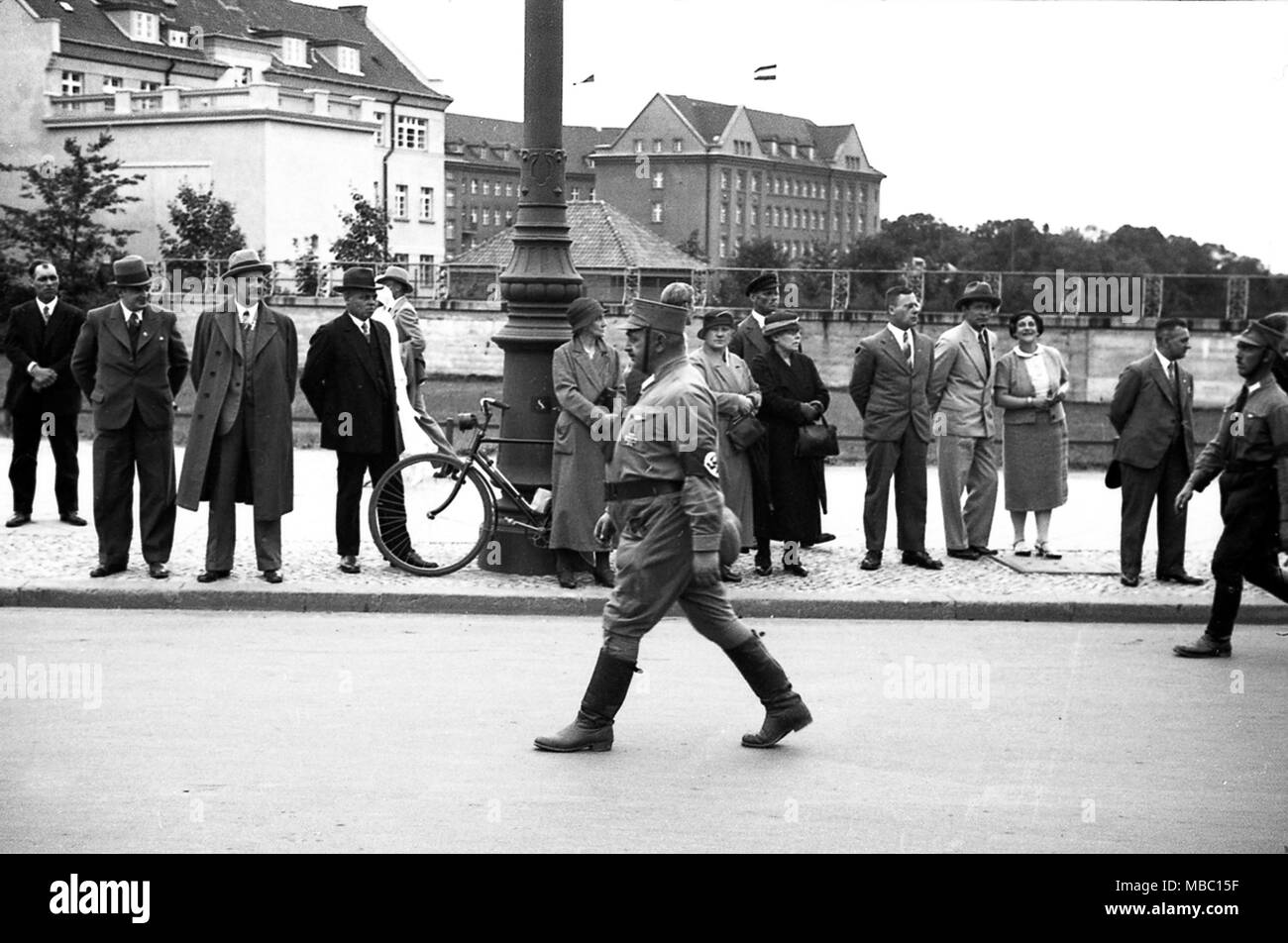 Également appelé Sturmabteilung stormtoopers Brownshirts et portant des drapeaux à croix gammée en 1934 alors qu'ils défilent dans Konigsberg en Allemagne. Konigsberg est devenu le territoire russe après la seconde guerre mondiale et a été rebaptisée Kaliningrad. Deutschland 1930 Banque D'Images