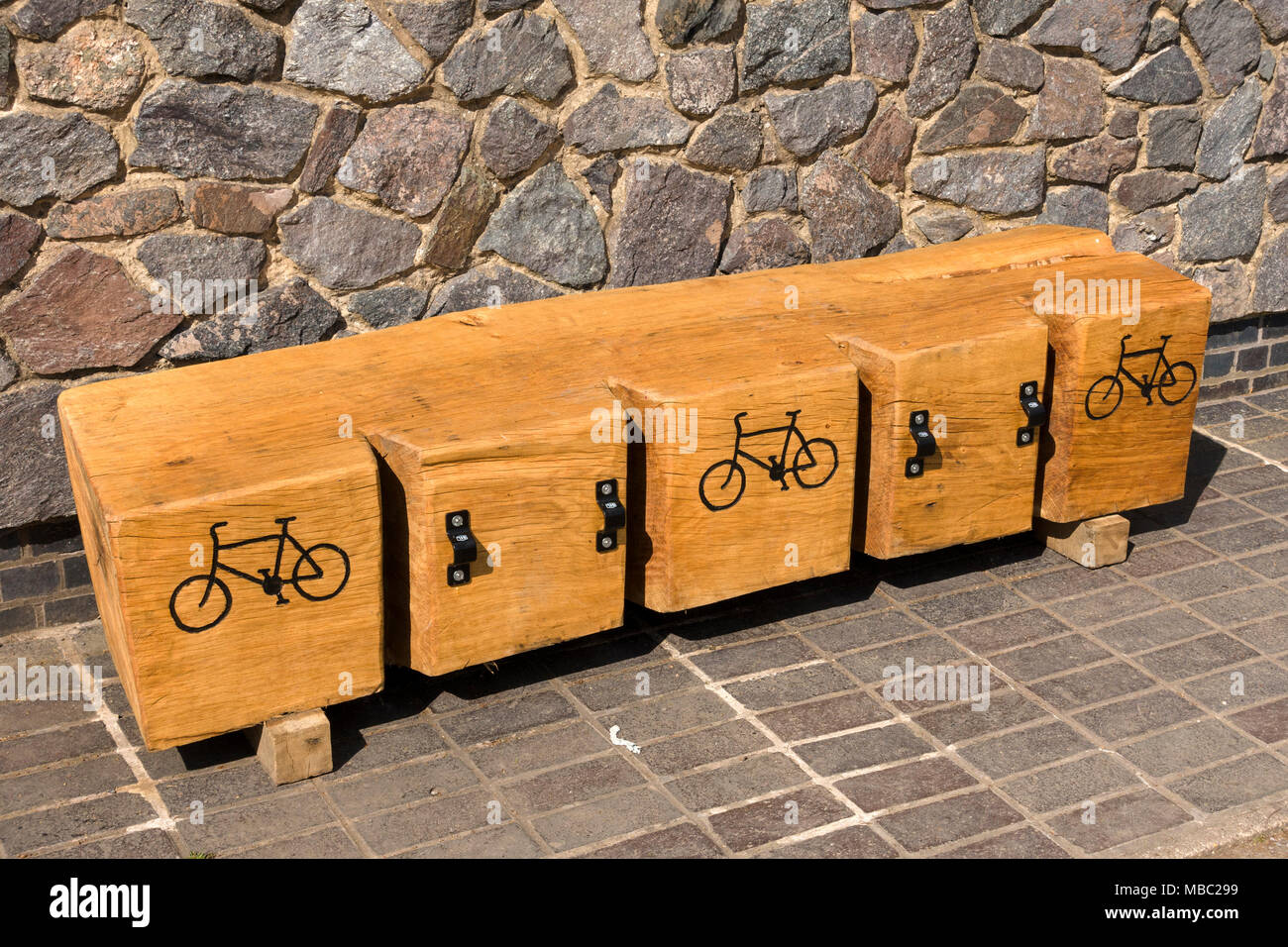 Grande coupe en bois rond avec des fentes pour faire un rack à vélo Banque D'Images