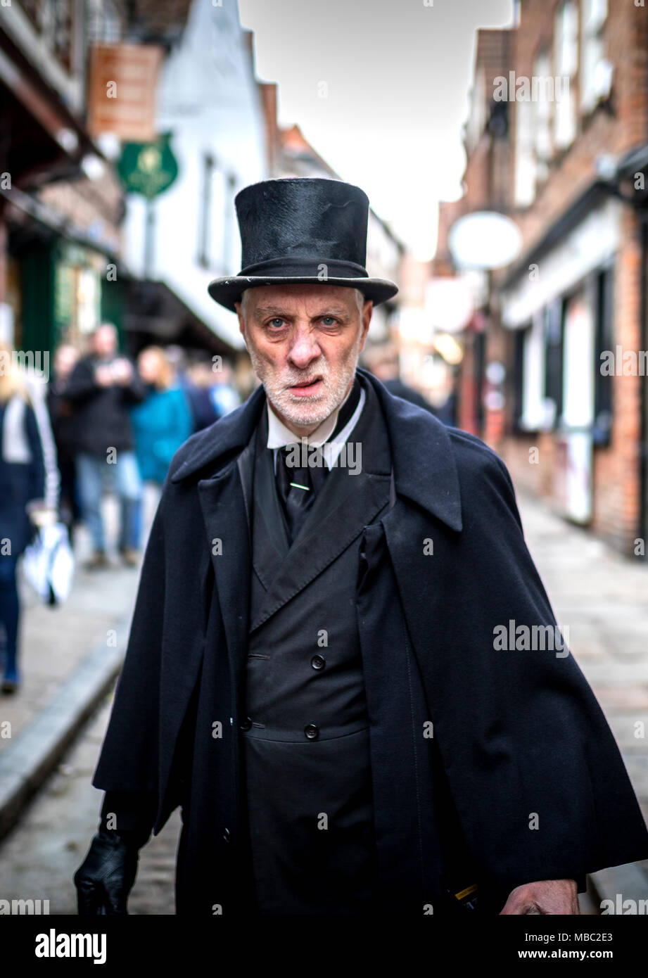 16 février 2018, les Shambles, New York. Ghost Tour guide habillé comme un homme victorien menaçante undertaker dans un top hat se moquant de l'appareil photo au Royaume-Uni Banque D'Images