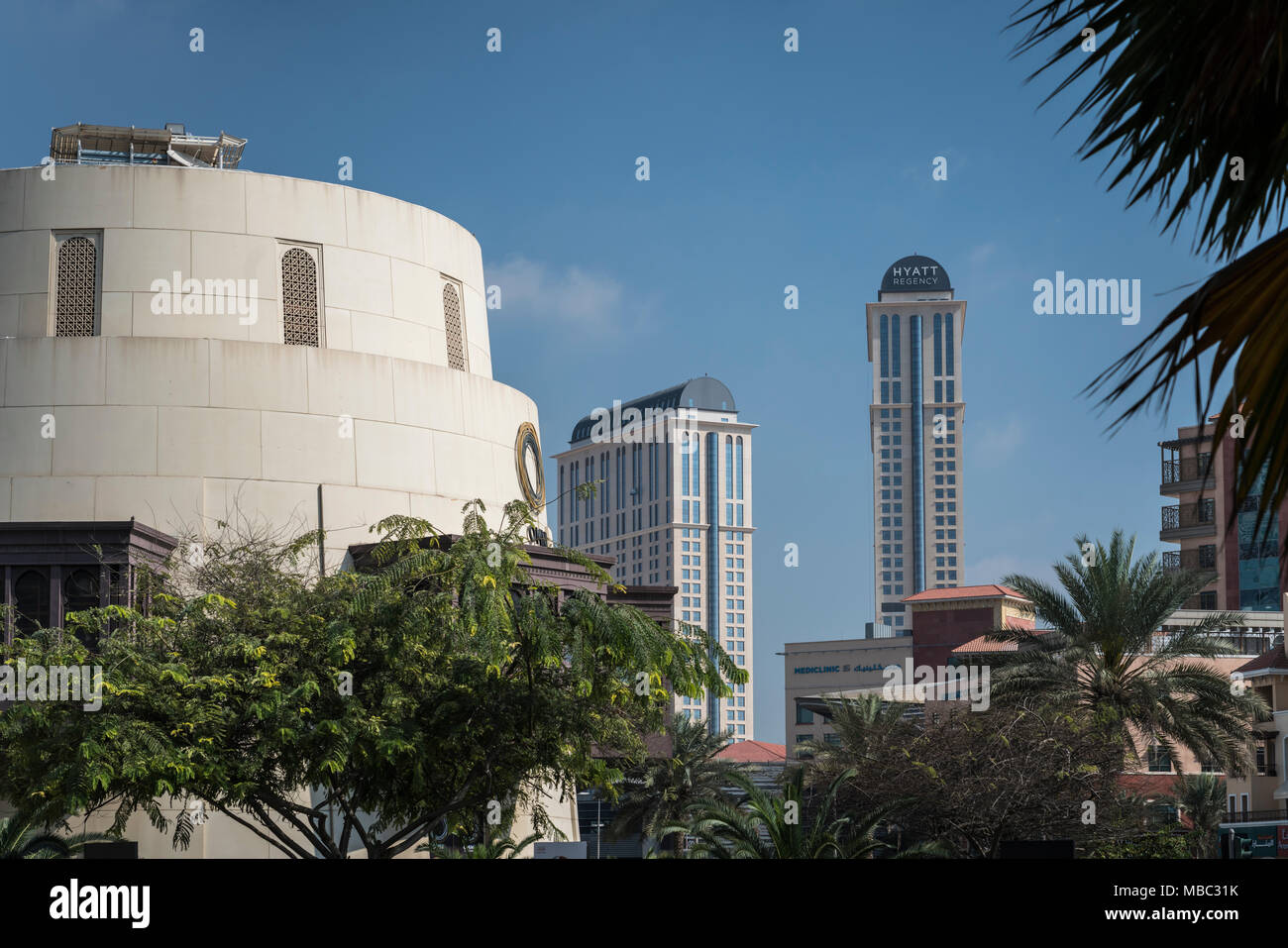 Bâtiments dans un quartier résidentiel à proximité de centre commercial Wafi dans DUBAÏ, ÉMIRATS ARABES UNIS, au Moyen-Orient. Banque D'Images