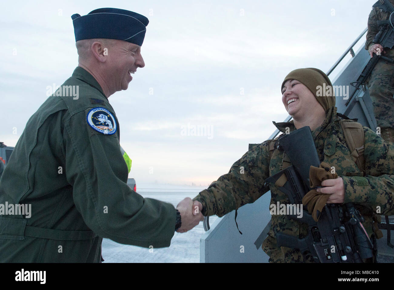 Air Force Le Colonel Mark Schmidt, directeur des opérations pour la commande de l'Alaska, accueille des Marines américains en visite avec le rez-de-Force-Arctic Marine-Air Tâche Edge 18 lorsqu'ils arrivent aux Joint Base Elmendorf-Richardson, Alaska, le 13 février 2018. Les marines sont à JBER en Arctique pour Edge 2018, l'enveloppe, à grande échelle, de l'exercice de formation qui prépare et teste la capacité de l'armée américaine à exploiter tactiquement dans le froid extrême-conditions météo trouvés dans les milieux arctiques. Sous l'autorité de la défense aérospatiale de l'Amérique du Nord et le Commandement du Nord des États-Unis, plus de 1500 particip Banque D'Images