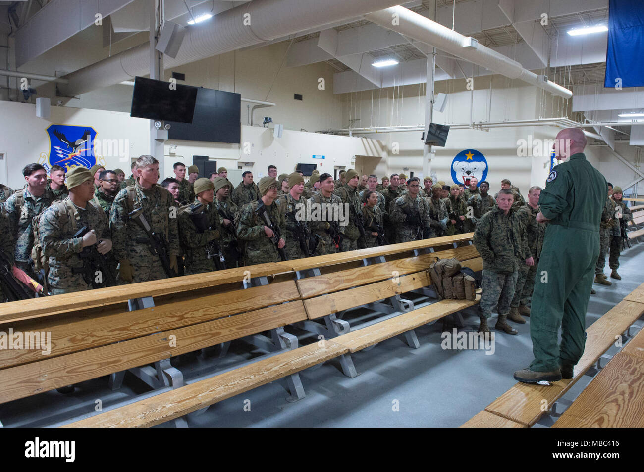 Air Force Le Colonel Mark Schmidt, droite, directeur des opérations de commande de l'Alaska, se félicite de la visite des Marines américains avec le rez-de-Force-Arctic Marine-Air Tâche Edge 18 lorsqu'ils arrivent aux Joint Base Elmendorf-Richardson, Alaska, le 13 février 2018. Les marines sont à JBER en Arctique pour Edge 2018, l'enveloppe, à grande échelle, de l'exercice de formation qui prépare et teste la capacité de l'armée américaine à exploiter tactiquement dans le froid extrême-conditions météo trouvés dans les milieux arctiques. Sous l'autorité de la défense aérospatiale de l'Amérique du Nord et le Commandement du Nord des États-Unis, plus de 1500 Banque D'Images