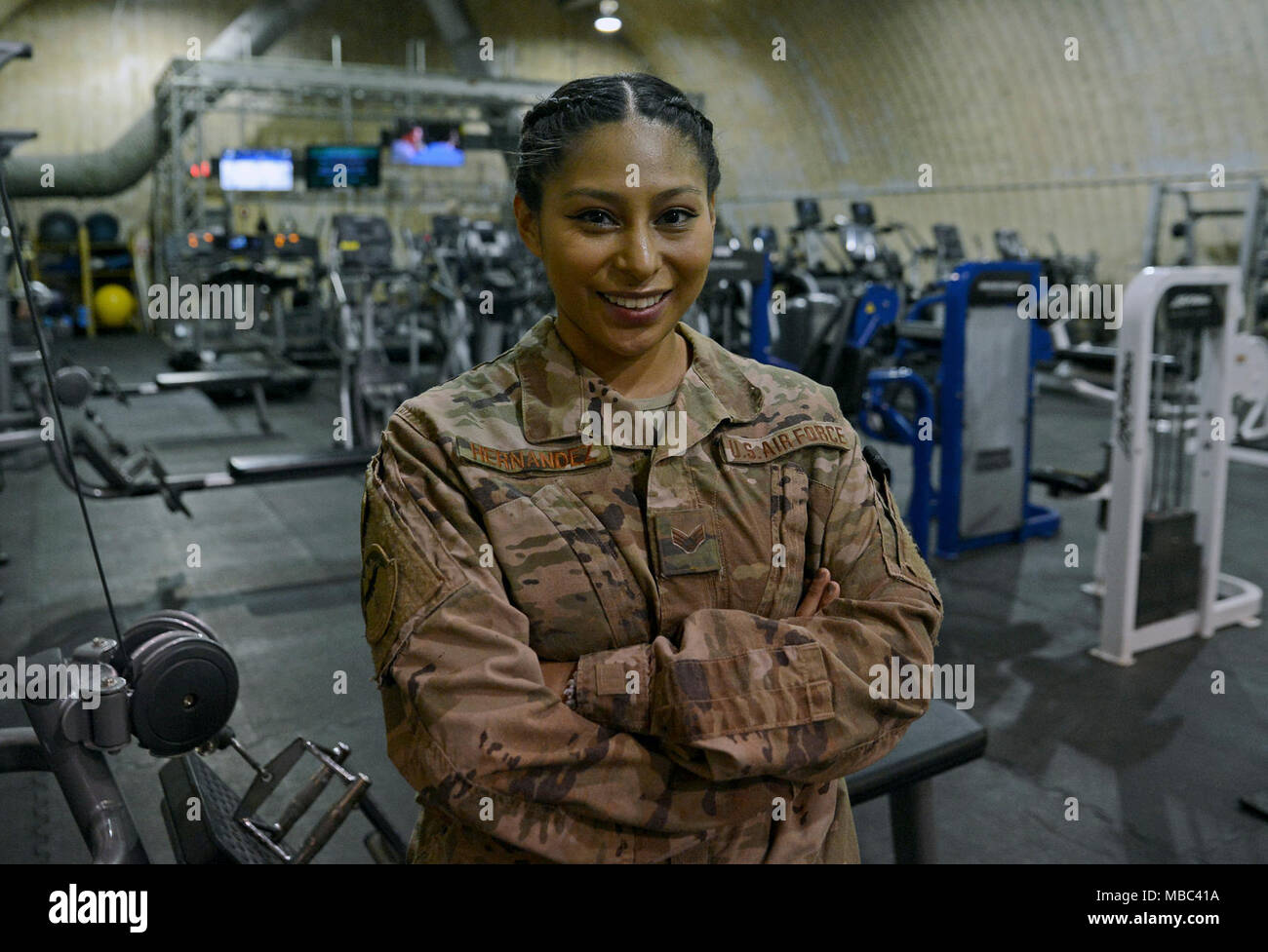 Airman Senior Astrid Hernandez, 455 e Escadron de soutien de la Force expéditionnaire'agent représentant, pose pour une photo dans le centre de remise en forme de Roche, 13 février 2018 à l'aérodrome de Bagram, en Afghanistan. Originaire de l'Oregon, Hernandez est actuellement déployé à partir de Mountain Home Air Force Base, Texas et a été dans l'Armée de l'air pour 3 ans. Banque D'Images