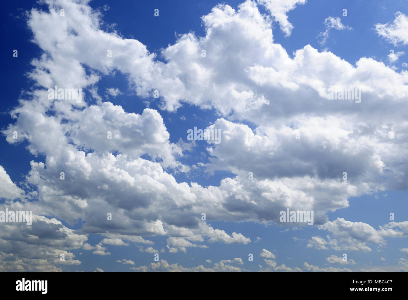 L'air, l'atmosphère, climat, bleu, nuages, cumulus, nature, saison, ciel, fond, beat, beau, beauté, bleu, Brindle, climat, nuage, cumulus Banque D'Images