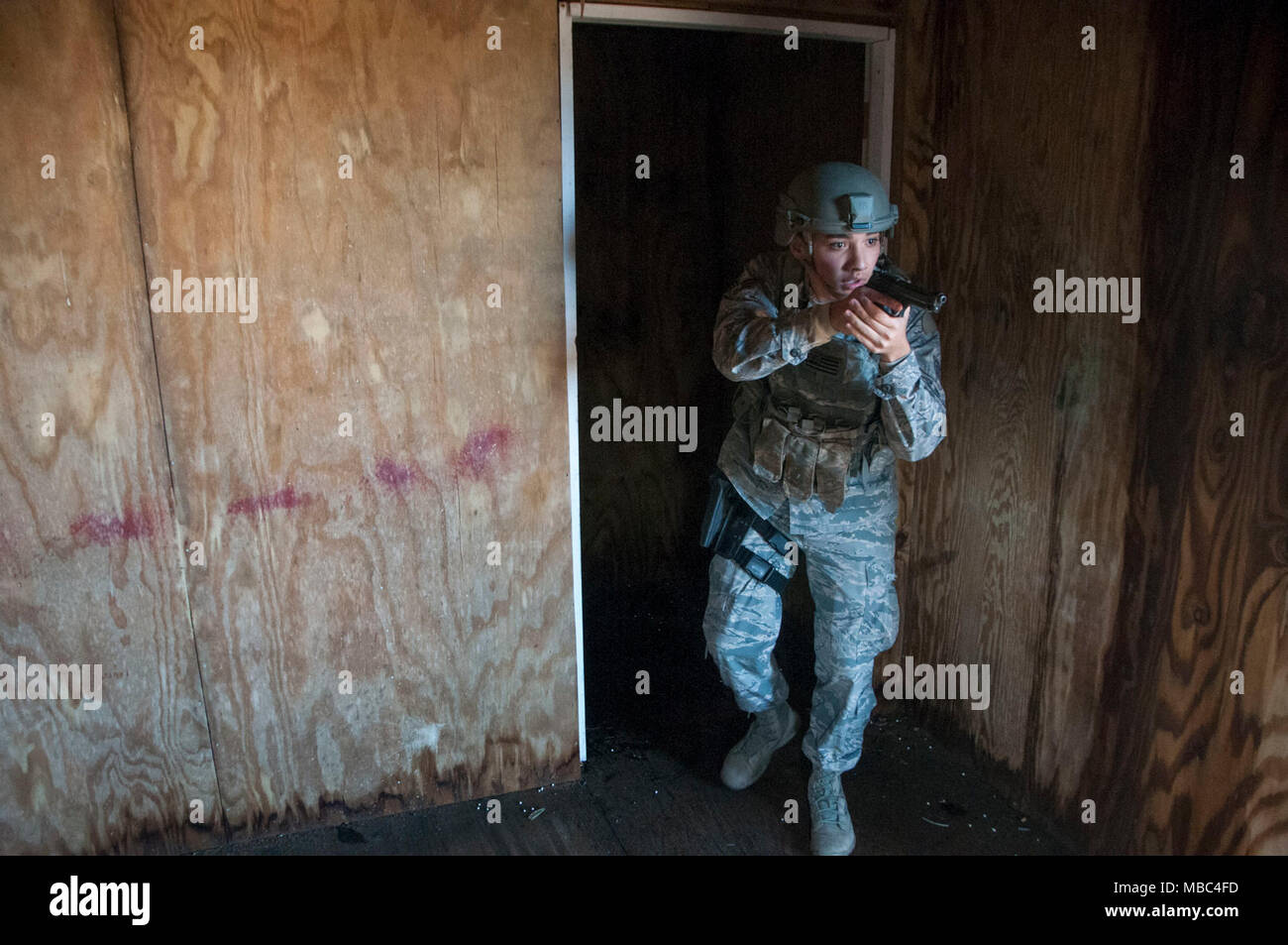 Kaimipomo Senior Airman Ramos, 154e Escadron des Forces de sécurité des États, efface une fireteam prix au cours de l'effort du Patriot 13 février 2018, au camp Shelby, Mlle Ramos et son fireteam a été déléguées par les membres du ministère de la faune, de la pêche et de l'équipe d'intervention spéciale Parcs pour servir de sauvegarde pour trois jours de formation en intervention en cas de catastrophe. (U.S. Air National Guard Banque D'Images