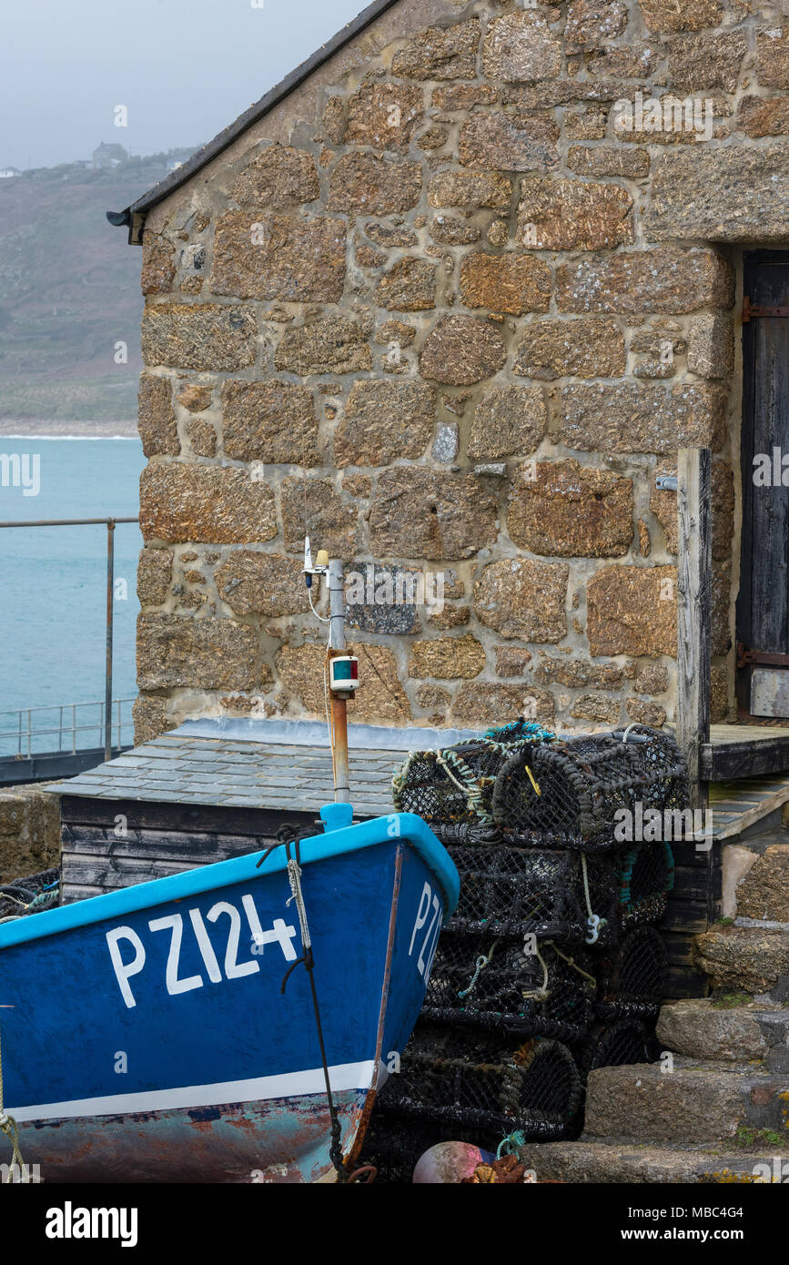 Ouvrir un vieux bateau de pêche bateau à rames ou en face d'un vieux hangar à bateaux construit en pierre ou cabane de pêcheurs sur la côte de Cornouailles à Sennett Cove près de l'extrémité des terres Banque D'Images