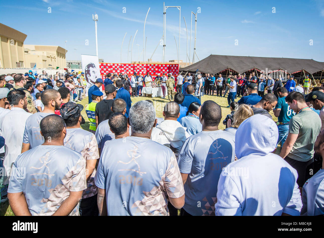 Les membres des forces de la coalition se réunissent pour une cérémonie de remise de prix après avoir participé à des événements pour la Qatar National Sports le jour de l'Al Udeid Air Base, au Qatar, le 13 février 2018. Les concurrents ont participé à plusieurs événements tout au long de la journée telles que volley-ball, football, basket-ball et de la voie. La maison de vacances a débuté en 2011 après l'Émir Cheikh Tamim bin Hamad Al Thani a institué la maison de vacances de promouvoir un mode de vie sain et actif. (U.S. Air National Guard Banque D'Images