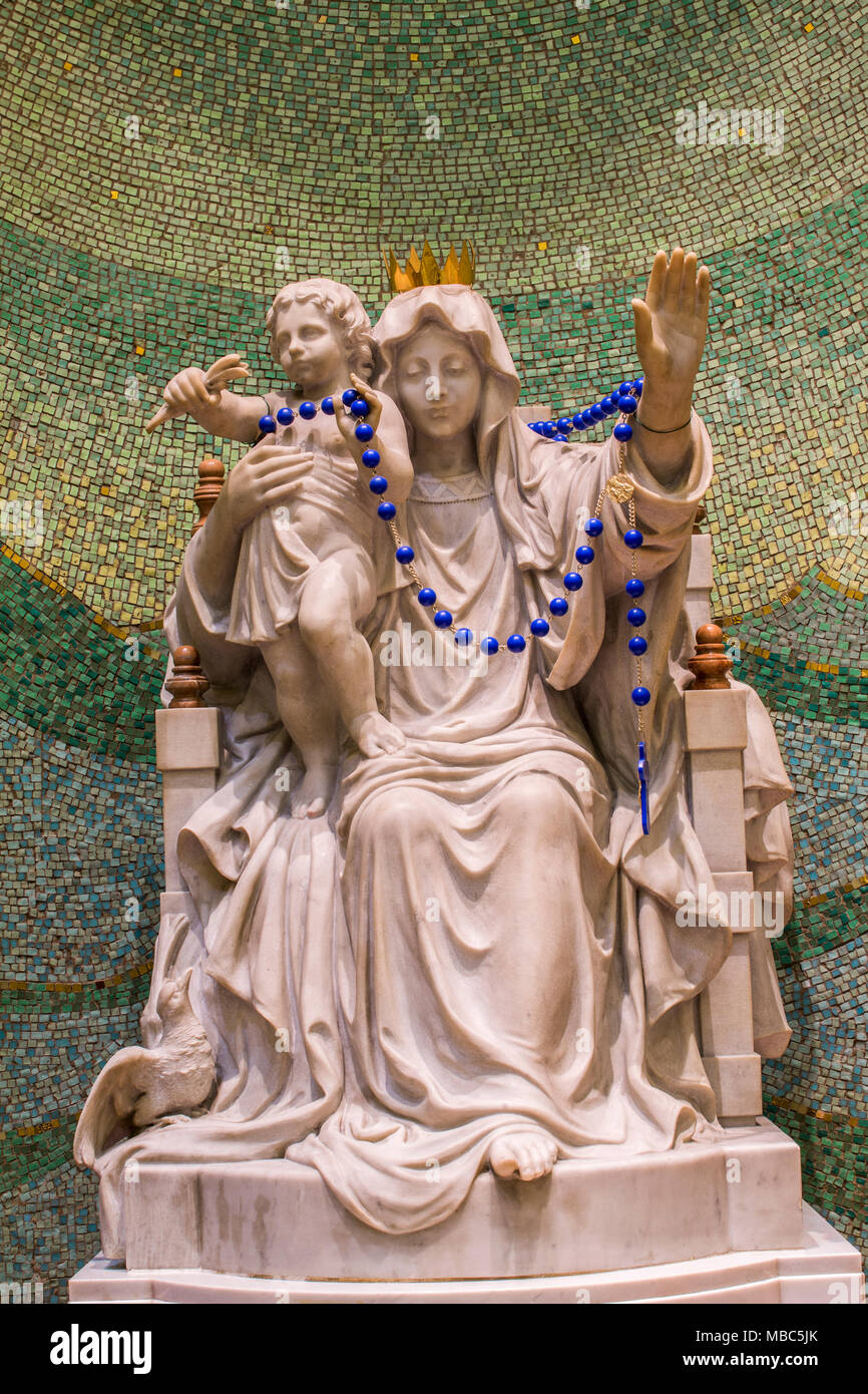 Statue de la Vierge Marie avec l'enfant, Marie Reine du monde, Marie-Reine-du-Monde, Montréal, Québec Banque D'Images