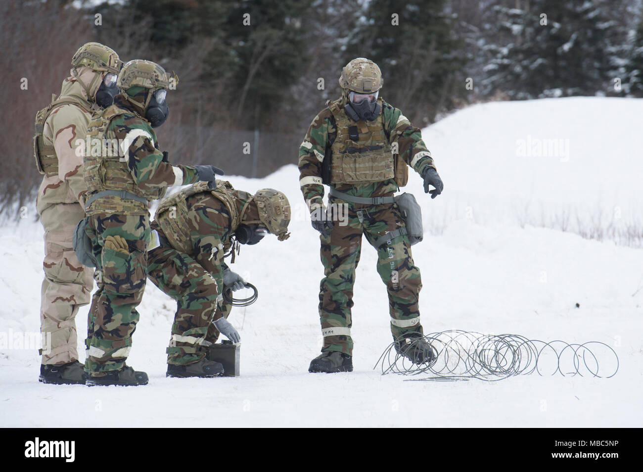 Aviateurs affecté à la 673e Escadron de génie civil d'Explosifs, munitions, vol de mener un exercice de tir réel dans les démolitions de protection axé sur la Mission 4 de la Posture sur Joint Base Elmendorf-Richardson, Alaska, Feb.14, 2018. Les aviateurs qui étaient en formation de NEM à une simulation d'armes chimiques de l'environnement contaminé. (U.S. Air Force photo/Justin Connaher) Banque D'Images