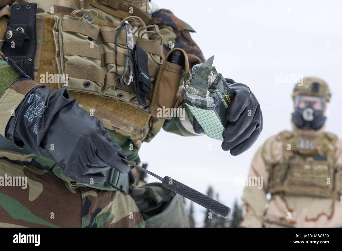 Un aviateur affecté à la 673e Escadron de génie civil d'Explosifs, munitions, prépare Vol C-4 pour un exercice de tir réel dans les démolitions de protection axé sur la Mission 4 de la Posture sur Joint Base Elmendorf-Richardson, Alaska, Feb.14, 2018. Les aviateurs qui étaient en formation de NEM à une simulation d'armes chimiques de l'environnement contaminé. (U.S. Air Force photo/Justin Connaher) Banque D'Images