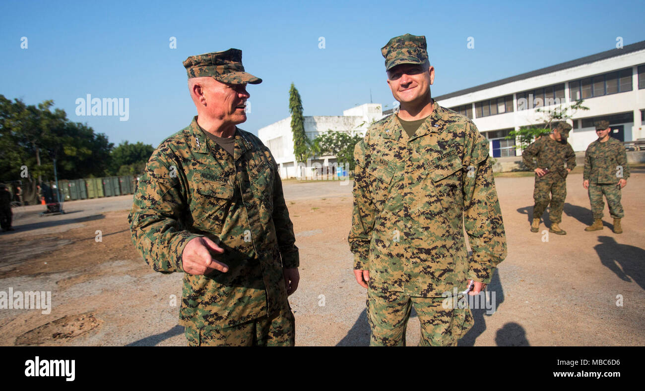 Le général des Marines américain Lawrence Nicholson parle à U.S. Marine Lieutenant-colonel William Nash, commandant du bataillon logistique de combat 4, lors d'une visite en Thaïlande, Camp Jetsada14 Février, 2018. La III Marine Expeditionary Force Commandant général traite des méthodes d'opérations d'évacuation des non-combattants avec marines affectés à la lutte contre le 4 Bataillon logistique, 3e Groupe logistique maritime. La visite du site a été un cadre de l'exercice Cobra or 18, un exercice annuel effectué dans le royaume de Thaïlande qui a eu lieu du 13-23 février avec sept nations participantes. (U.S. Marine Corps Banque D'Images