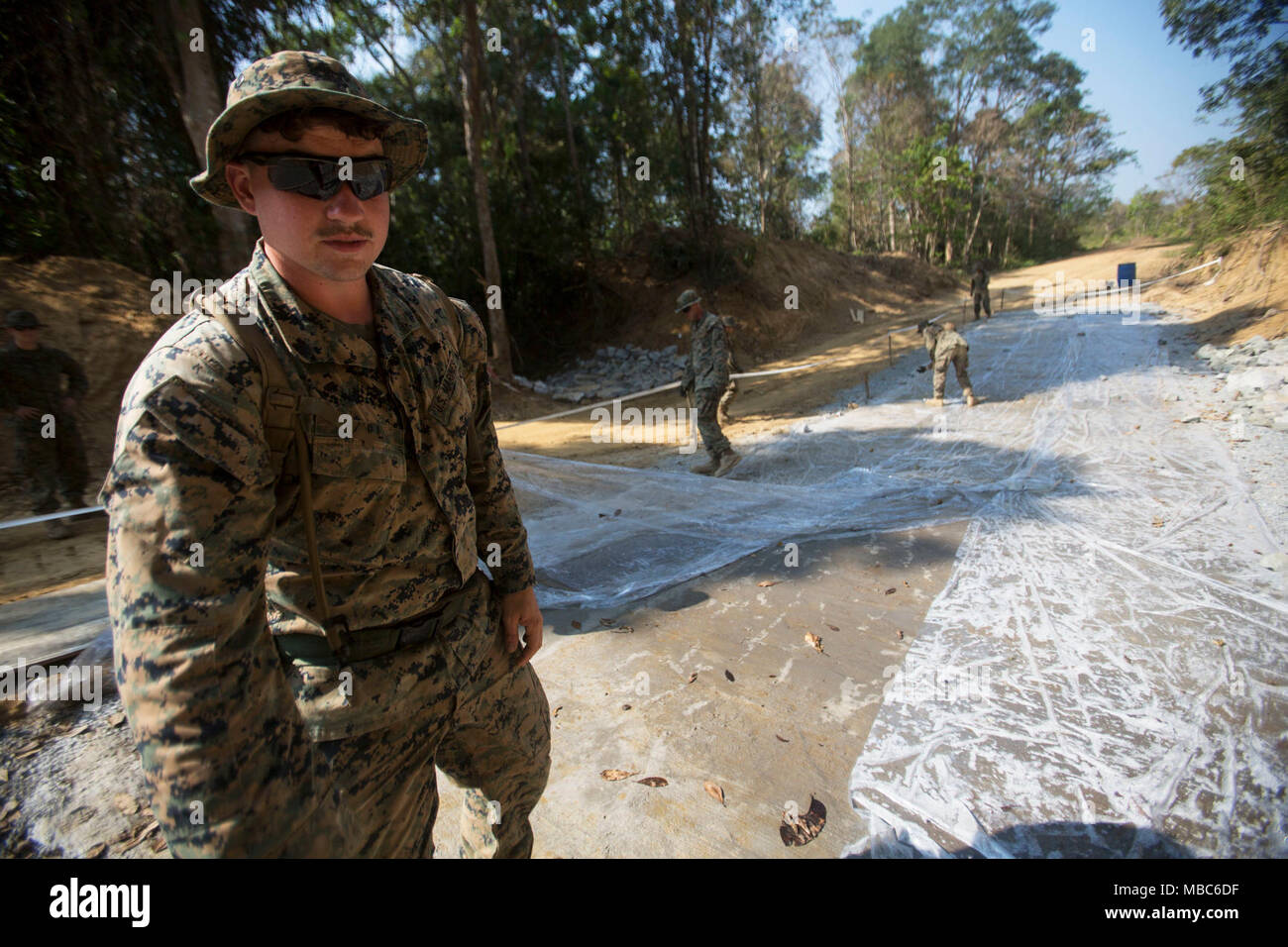 Le Caporal des Marines des États-Unis. Michael Troll, originaire de Charlotte (Caroline du Nord), travaille avec les Marines américains affectés au Régiment de logistique de combat 4, 3e Groupe Logistique Maritime au camp de Ban Chan Khrem, Thaïlande, le 14 février 2018. Les Marines travaillent aux côtés des ingénieurs thaïlandais à construction de traverses de cours d'eau pour permettre aux véhicules et le personnel d'urgence de voyager efficacement pendant la saison des pluies en Thaïlande. Troll est l'ingénieur de combat pour lutter contre le 4 Bataillon logistique, 3e Groupe logistique maritime, au cours de l'échange d'experts en la matière entre les ingénieurs de combat des États-Unis et le Royaume de Thaïlande au cours de l'effort Banque D'Images