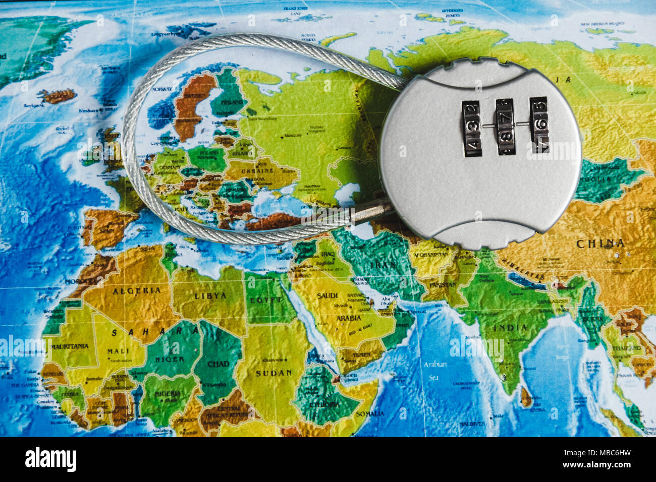 Verrouillage du code sur l'arrière-plan du monde. Concept-Ban sur le voyage, l'absence de visa. Banque D'Images