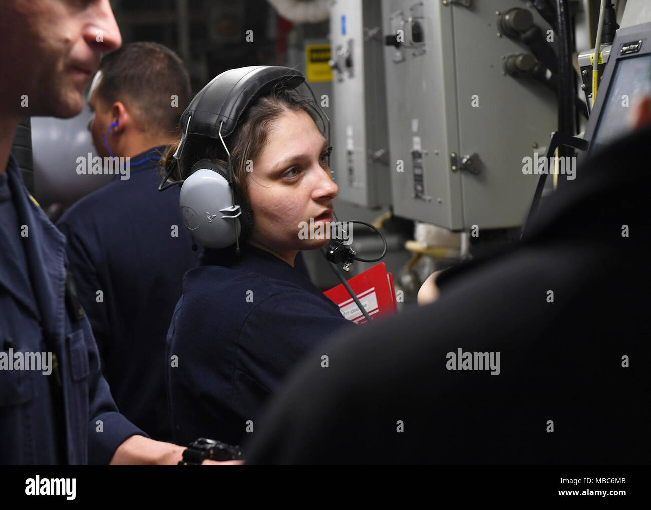 Océan Pacifique (fév. 14, 2018), à partir de touches Ensign Yasmeen Mt. Aéré, Md., supervise un exercice d'ingénierie à bord de la classe Arleigh Burke destroyer lance-missiles USS Sterett (DDG 104). Sterett est sur un déploiement prévu de mener des opérations dans la région Indo-Pacifique. Il permettra également de soutenir le groupe expéditionnaire Wasp (ESG) pour l'avance de la Flotte du Pacifique américaine Up-Gunned concept ESG et va former avec l'avant-déployés dans tous les navires amphibies les zones de mission. (U.S. Navy Banque D'Images