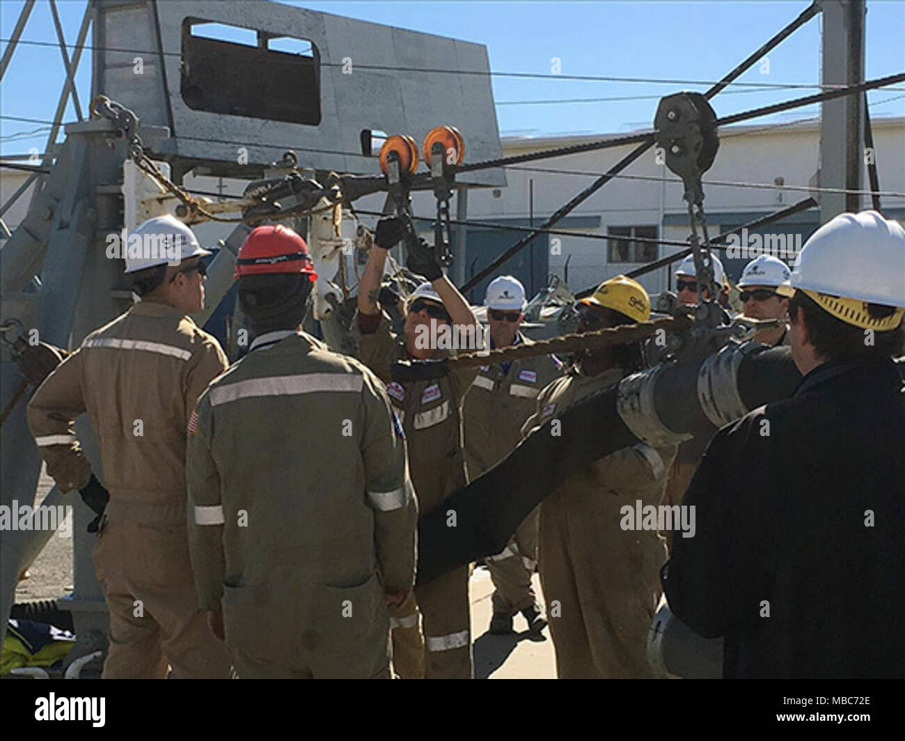 Membres de l'équipage du navire affrété Commande transport maritime militaire MT Evergreen State participer à CONSOL formation à l'emplacement d'essai de reconstitution en cours, Port Hueneme Base Navale, Calif., 10 févr. 12 à 15. La formation est la première des trois phases de formation admissibles le navire pour effectuer le ravitaillement consolidé avec les navires de la flotte logistique de combat du SMC. Banque D'Images