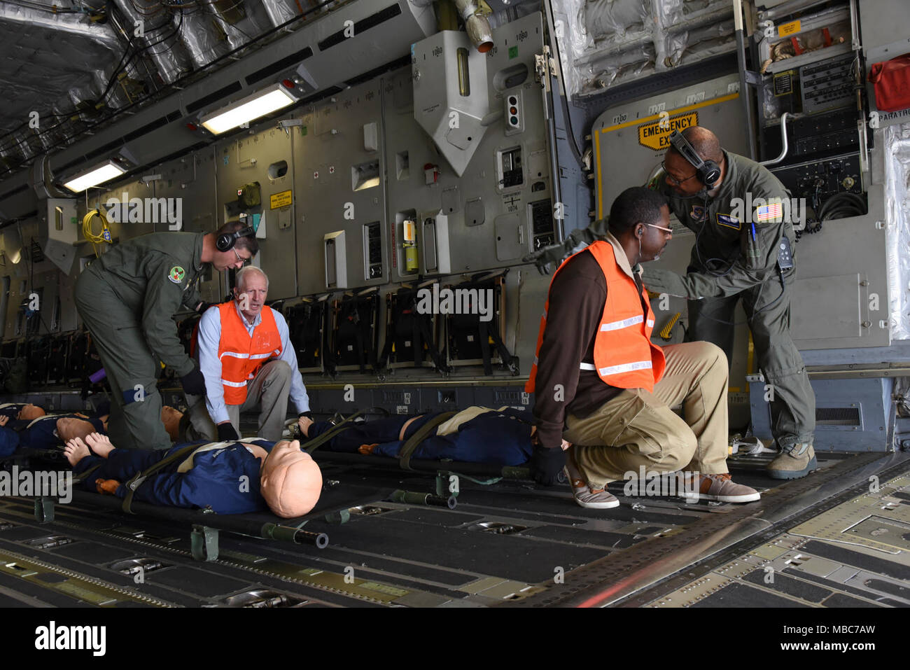 Aviateurs de plusieurs escadrons d'évacuation aéromédicale travailler avec les infirmiers et médecins civils au cours de PATRIOT Sud à Jackson au Mississippi, février 14, 2018. Du Sud 2018 PATRIOT est un exercice qui exige de l'état et locales, les organisations fédérales à coordonner et à travailler ensemble en réponse à des scénarios d'urgence. La Garde nationale américaine ( Banque D'Images