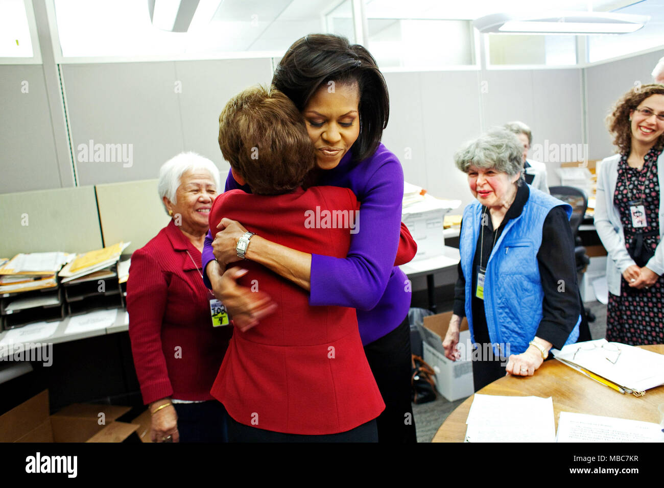 La Première Dame Michelle Obama visite le bureau de correspondance de la Maison Blanche.(Photo Officiel de la Maison Blanche par Samantha Appleton) officiel de la Maison Blanche Cette photographie est mis à disposition pour publication par les organismes de presse et/ou pour un usage personnel l'impression par le sujet(s) de la photographie. La photo peut ne pas être manipulé ou utilisé de quelque façon que ce soit dans les matériaux, les publicités, les produits ou promotions n'en aucune façon suggérer l'approbation ou l'approbation du président, d'abord, la famille ou la Maison Blanche. Banque D'Images