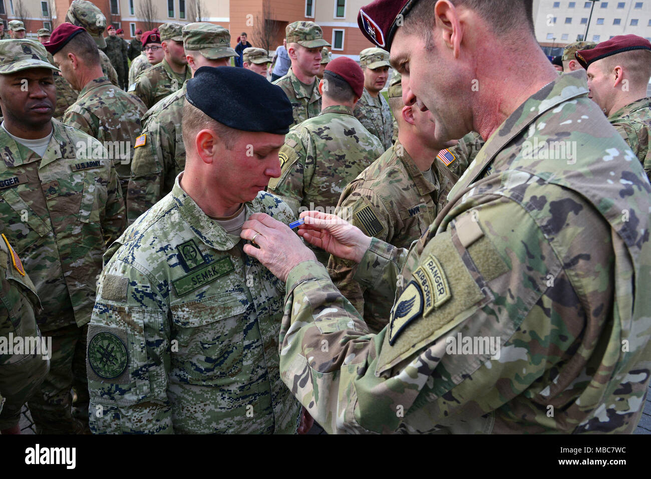 Le colonel James B. Bartholomees III, commandant de la 173e Brigade aéroportée (droite) , pins l'expert Infantryman Badge (BEI) sur un soldat de l'armée croate au cours de l'expert Infantryman Badge (BEI) Cérémonie à Caserma Del Din, Vicenza, Italie, 15 février 2018. (U.S. Army Banque D'Images