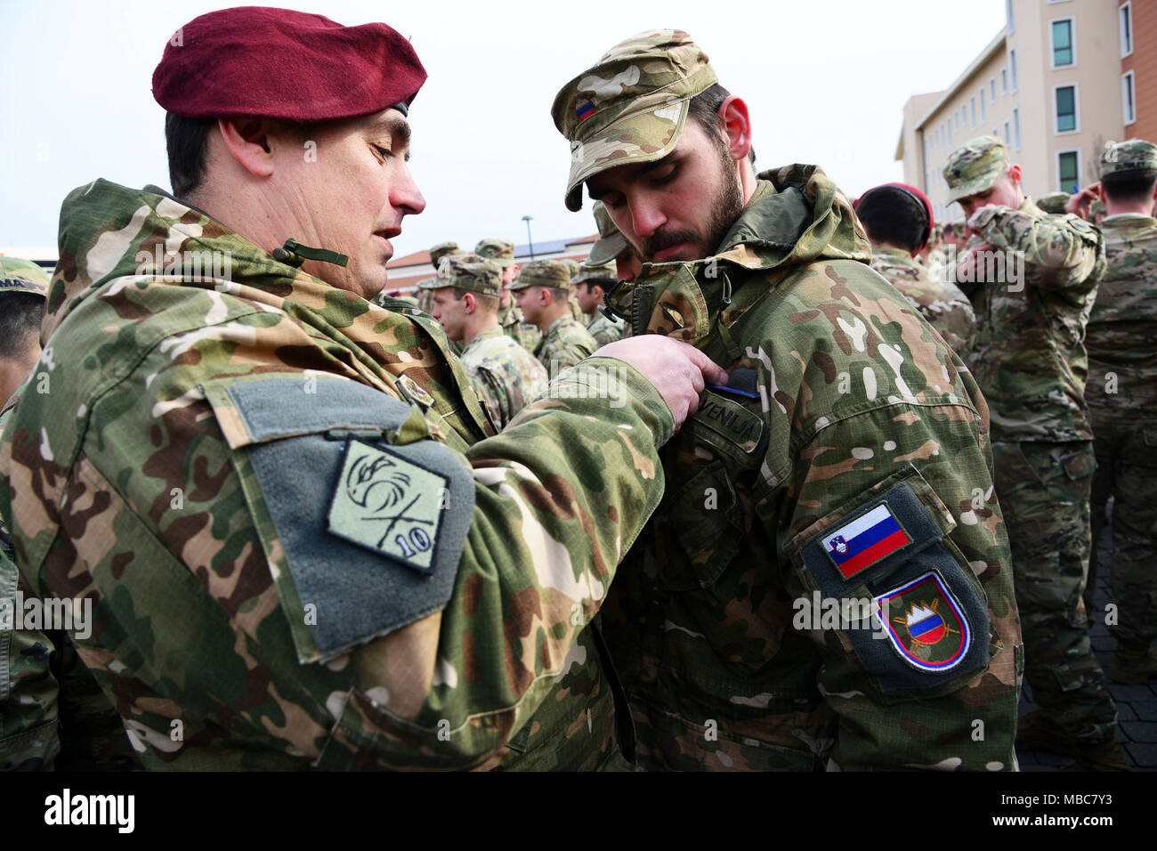 Un soldat de l'armée slovène pins l'expert Infantryman Badge (BEI) sur un autre soldat de l'armée slovène au cours de l'expert Infantryman Badge (BEI) Cérémonie à Caserma Del Din, Vicenza, Italie, 15 février 2018. (U.S. Army Banque D'Images