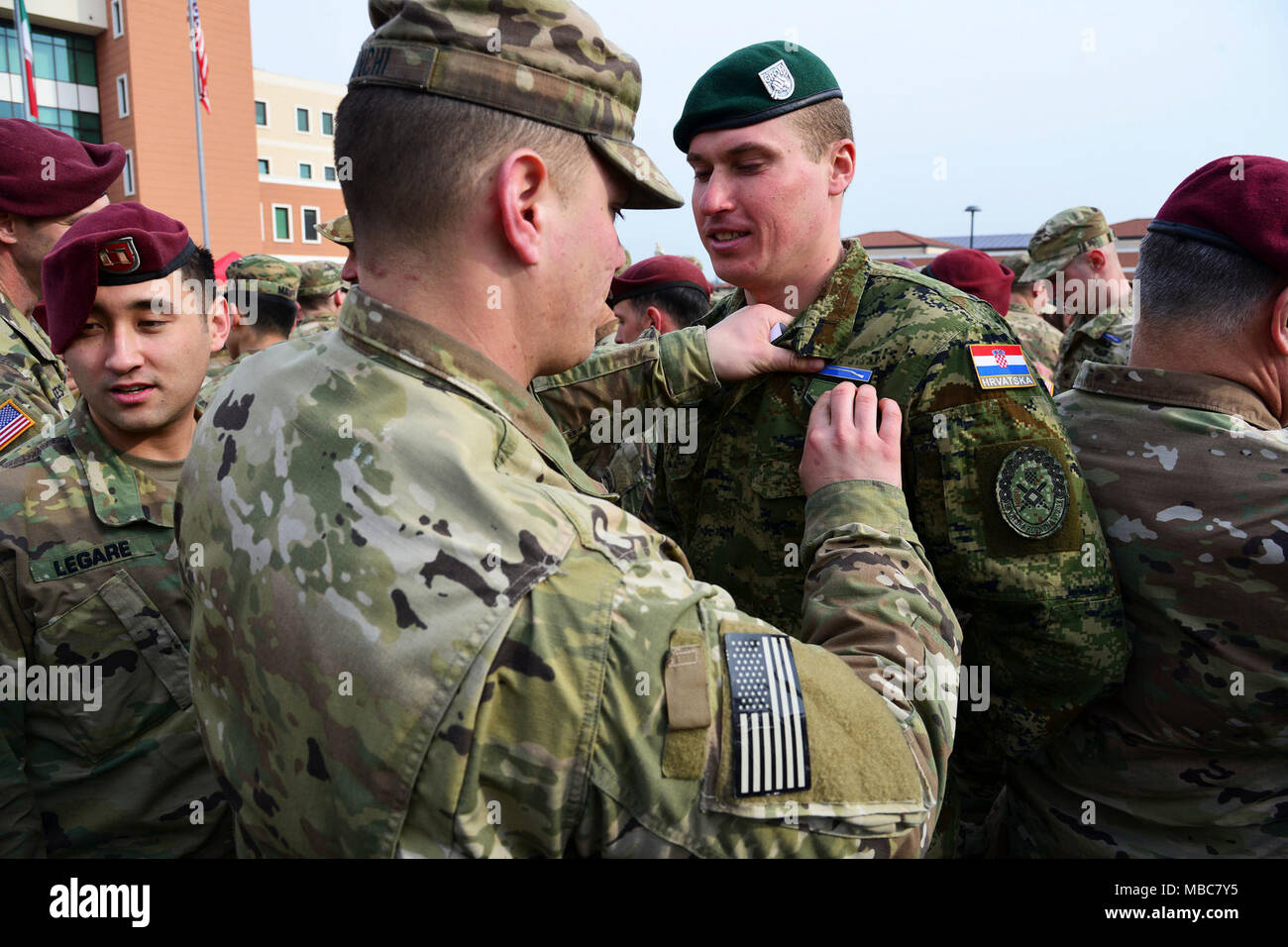 Une armée américaine à souder l'expert Infantryman Badge (BEI) sur un soldat de l'armée croate au cours de la cérémonie de la BEI à Caserma Del Din, Vicenza, Italie, 15 février 2018. (U.S. Army Banque D'Images