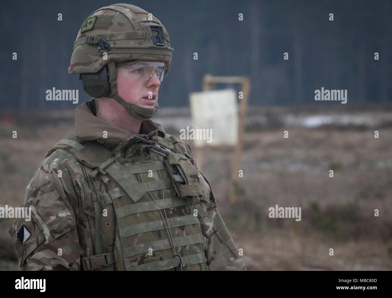 Un soldat britannique avec le Light Dragoons attend de recevoir des directives, comme il se prépare à ses feux 5,56 millimètres-light machine gun à une gamme près de la zone d'entraînement Bemowo Piskie, Pologne, le 15 février 2018. Ce soldat est une partie de l'unique groupe de combat multinationales, composé de États-Unis, Royaume-Uni, croate et soldats roumains qui servent avec la 15e Brigade mécanisée polonaise comme une force de dissuasion dans le nord-est de la Pologne à l'appui de l'OTAN vers l'amélioration de la présence. (U.S. Army Banque D'Images