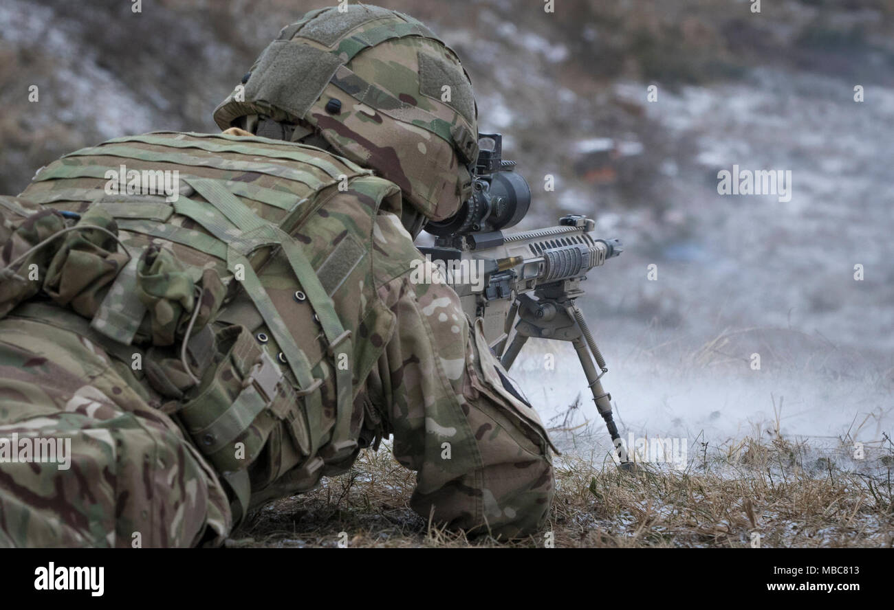 Un soldat britannique avec le Light Dragoons de 7,62 millimètre d'incendies son fusil vers une plage près de la zone d'entraînement Bemowo Piskie, Pologne, le 15 février 2018. Ce soldat est une partie de l'unique groupe de combat multinationales, composé de États-Unis, Royaume-Uni, croate et soldats roumains qui servent avec la 15e Brigade mécanisée polonaise comme une force de dissuasion dans le nord-est de la Pologne à l'appui de l'OTAN vers l'amélioration de la présence. (U.S. Army Banque D'Images