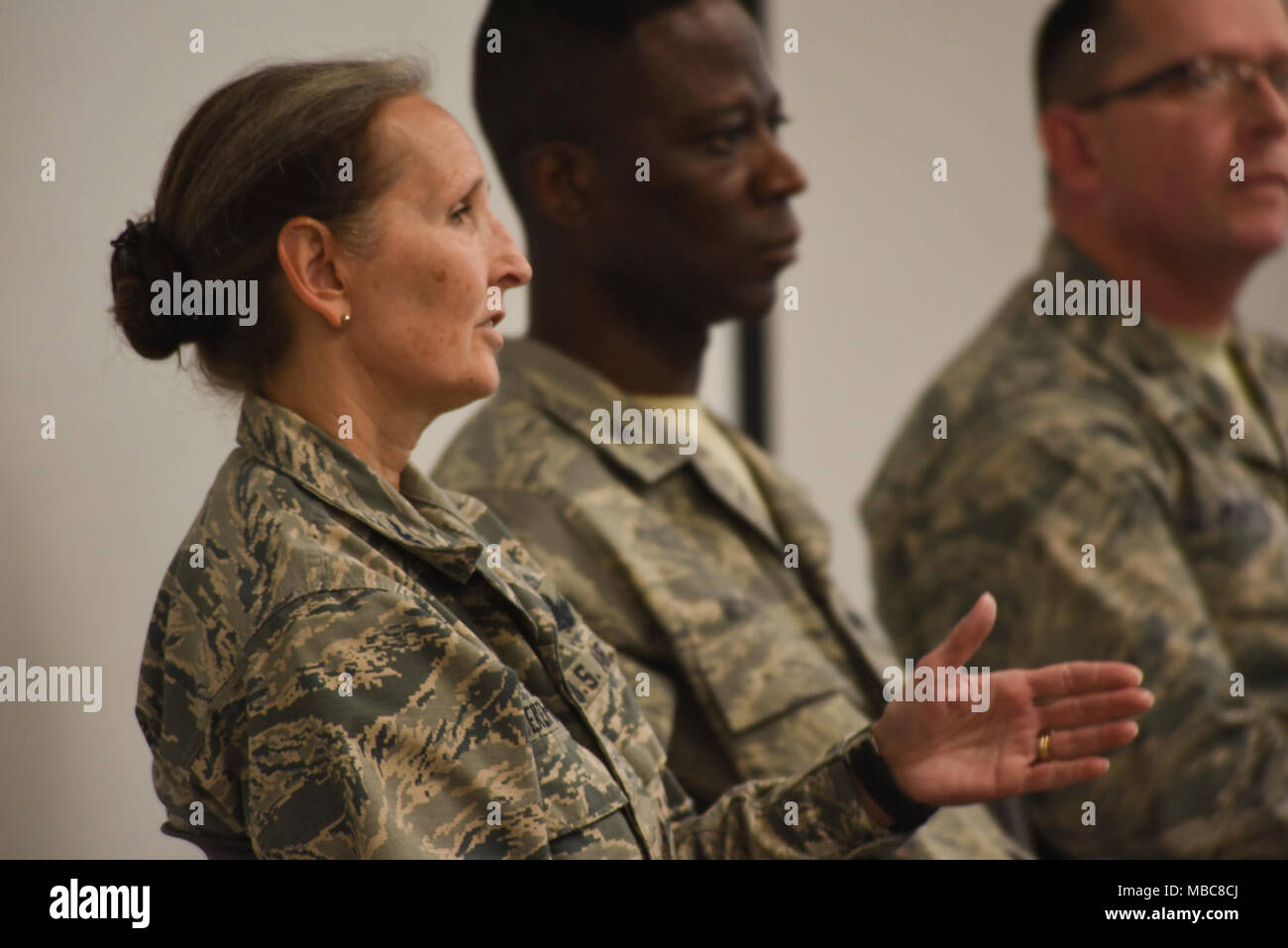 4610 Leadership, une organisation locale travaillant pour construire community-centric leaders dans la région de Pikes Peak, a rendu visite à Schriever Air Force Base, Colorado, le 15 février 2018. Le groupe est allé(e) à un chef de bord, avec les chefs militaires, et fait une tournée à l'intérieur de la zone réglementée. (U.S. Air Force Banque D'Images