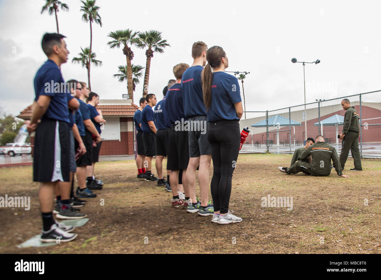 Maines américain avec de recrutement Phoenix faire un premier essai de résistance à l'Encanto Park, Phoenix, Arizona le 15 février 2018. L'IST assure poolees sont prêts pour le défi physique des recrues du Corps des marines les présente. Banque D'Images