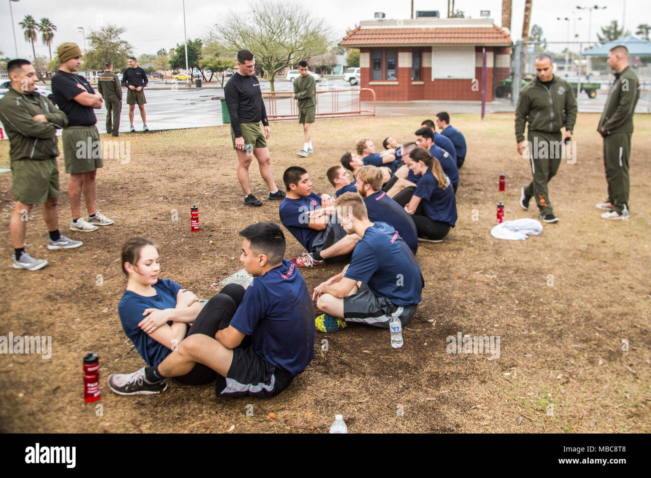 Maines américain avec de recrutement Phoenix faire un premier essai de résistance à l'Encanto Park, Phoenix, Arizona le 15 février 2018. L'IST assure poolees sont prêts pour le défi physique des recrues du Corps des marines les présente. Banque D'Images