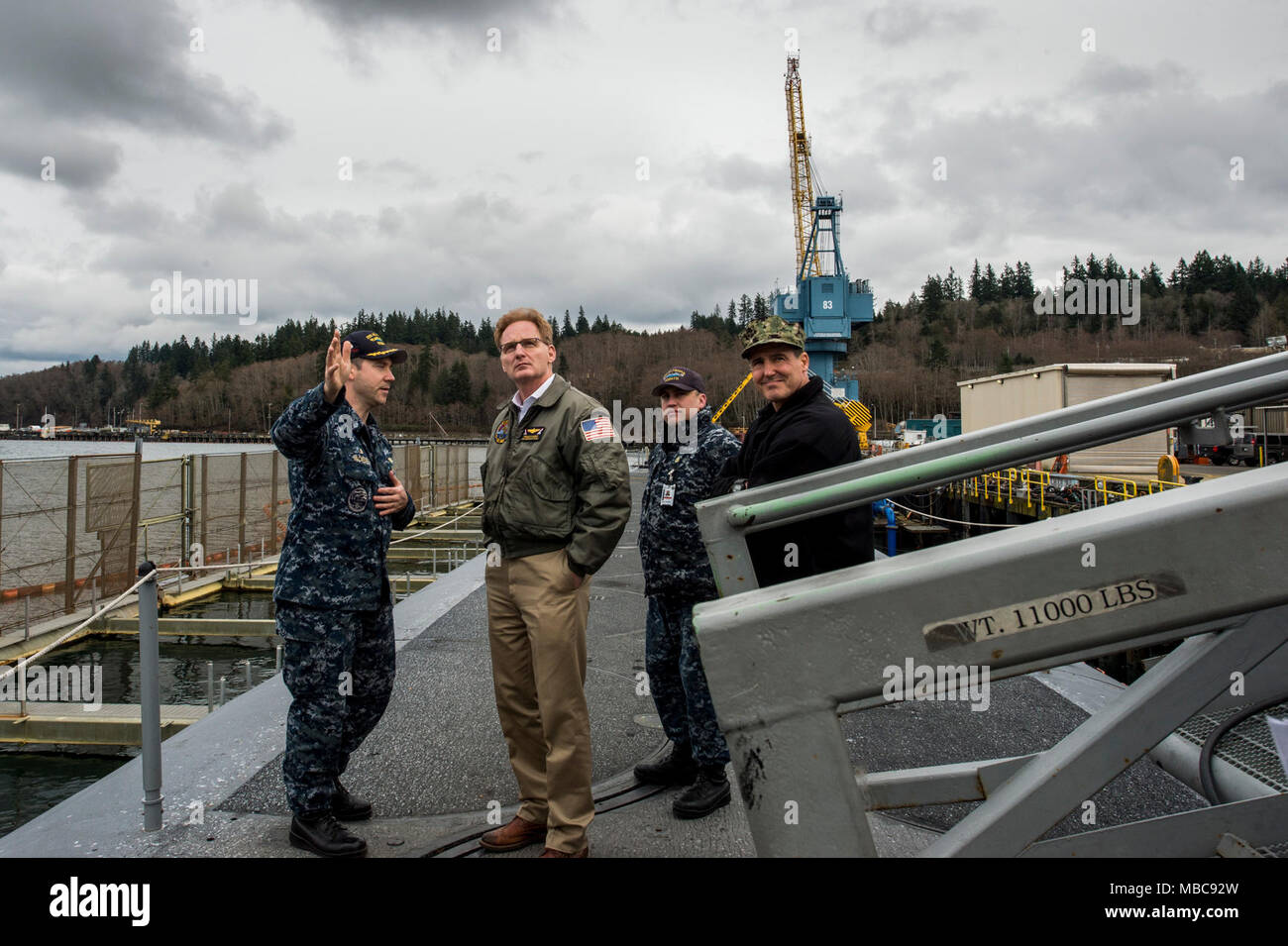 Sous-secrétaire de la Marine, l'honorable Thomas B. Modly, (centre), reçoit une brève de l'arrière Adm. Converse Blake (droite), commandant, Groupe 9 Sous-marin et le Cmdr. Jeffery Yackeren (à gauche), commandant de l'Ohio-classe sous-marin SNLE USS Alabama (731), au cours d'une visite au navire Naval Base Kitsap-Bangor. Modly a également visité la classe de Los Angeles sous-marin d'attaque rapide USS Jacksonville (SSN 699) Base navale dans Kitsap-Brermerton et installation d'armes stratégiques (Pacifique) SWFPAC à base navale Kitsap-Bangor à voir les opérations. (U.S. Navy Banque D'Images