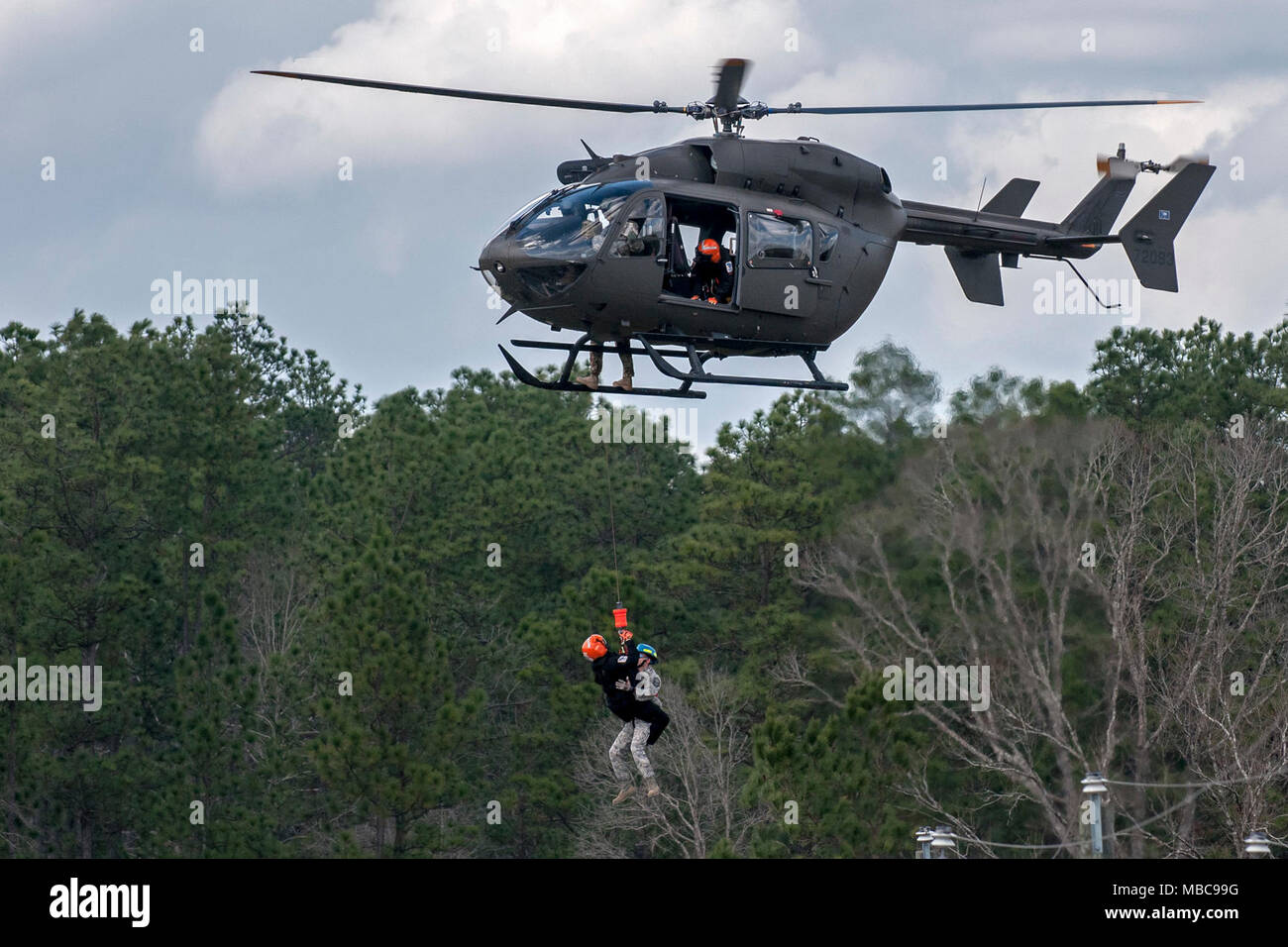 Les soldats de l'armée américaine avec la Garde nationale de Caroline du Sud et Caroline du Sud membres de l'équipe de sauvetage aquatique d'hélicoptères UH-72 Lakota utiliser un pour simuler le sauvetage des survivants d'Abri international au cours de l'exercice 18 du patriote au camp Shelby, Mississippi, le 15 février 2018. Du Sud 2018 PATRIOT teste les capacités combinées de la Garde nationale, ainsi que des organismes d'État et locaux, de répondre lors de catastrophes naturelles à l'aide de simulation de scénarios d'urgence. (U.S. Air National Guard Banque D'Images