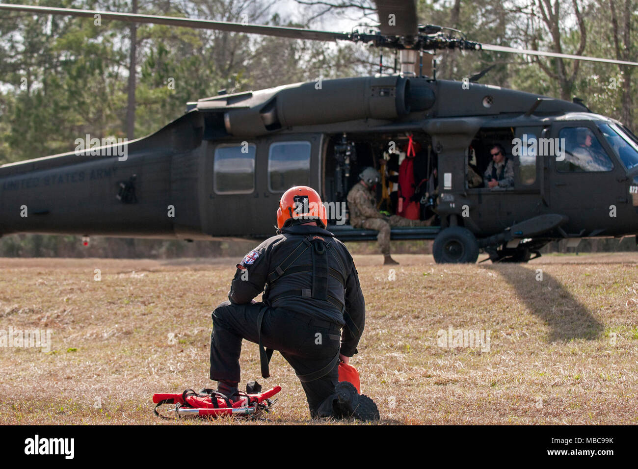 Les soldats de l'armée américaine avec la Garde nationale de Caroline du Sud et Caroline du Sud membres de l'équipe de Sauvetage Aquatique Hélicoptère utiliser un UH-60 Black Hawk pour simuler le sauvetage des survivants d'Abri international au cours de l'exercice 18 du patriote au camp Shelby, Mississippi, le 15 février 2018. Du Sud 2018 PATRIOT teste les capacités combinées de la Garde nationale, ainsi que des organismes d'État et locaux, de répondre lors de catastrophes naturelles à l'aide de simulation de scénarios d'urgence. (U.S. Air National Guard Banque D'Images