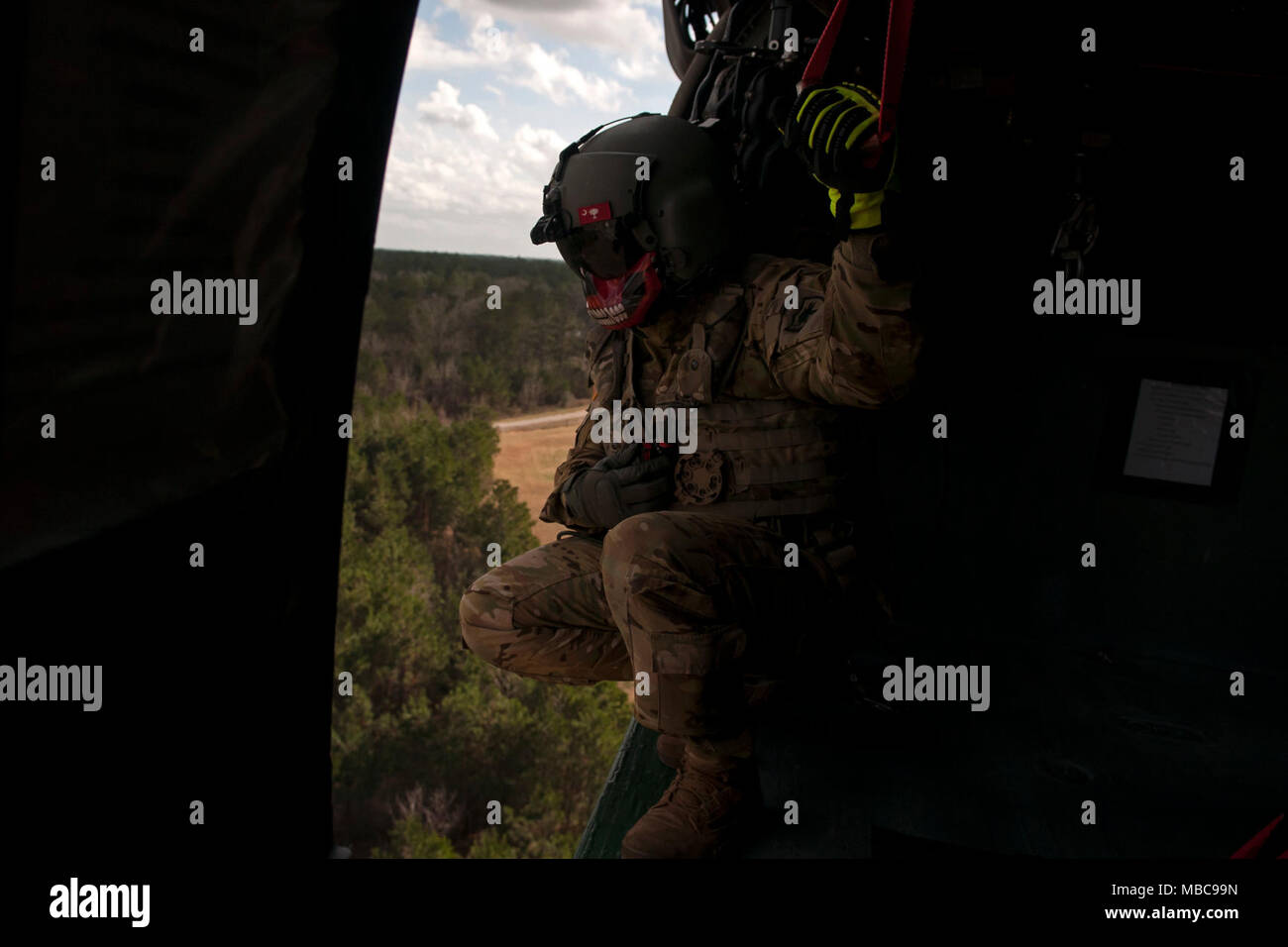 Le sergent de l'armée américaine. Nicholas Hicks, un UH-60 Black Hawk avec le chef de l'équipe de Caroline du Sud de la Garde nationale, simule un sauvetage par hélicoptère au cours de l'exercice 18 du patriote au camp Shelby, Mississippi, le 15 février 2018. Du Sud 2018 PATRIOT teste les capacités combinées de la Garde nationale, ainsi que des organismes d'État et locaux, de répondre lors de catastrophes naturelles à l'aide de simulation de scénarios d'urgence. (U.S. Air National Guard Banque D'Images